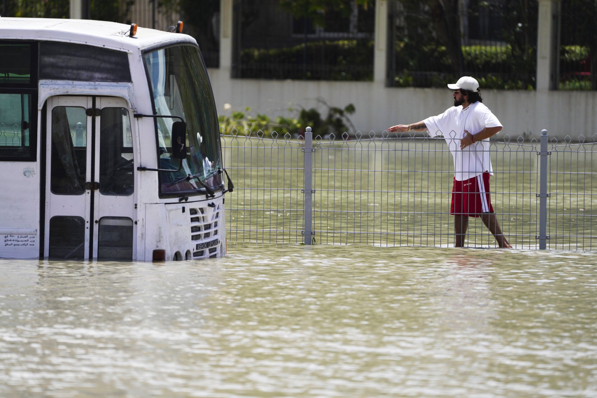 Ein Mann läuft durch das Hochwasser in Dubai, Vereinigte Arabische Emirate, Mittwoch, 17. April 2024.