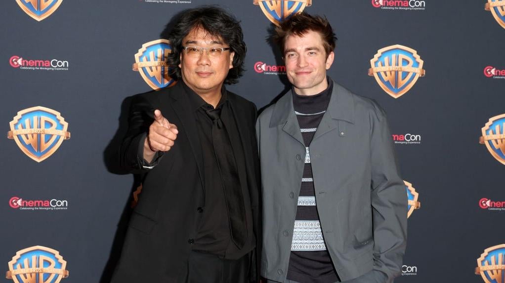 Bong Joon-ho und Robert Pattinson aus Micky 17.