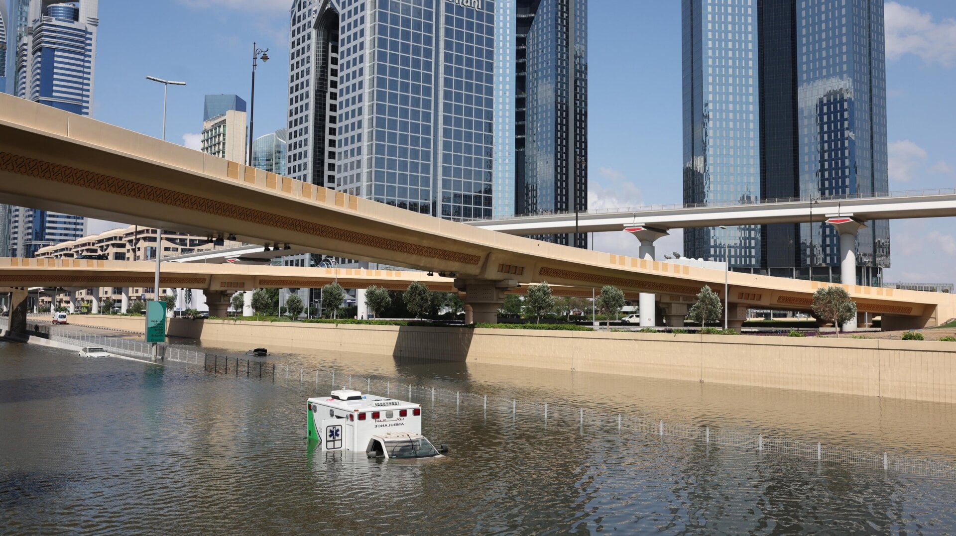 Ein verlassener Krankenwagen versank nach einem Regensturm am Mittwoch, den 17. April 2024, auf einer Autobahn in Dubai, Vereinigte Arabische Emirate, im Hochwasser.
