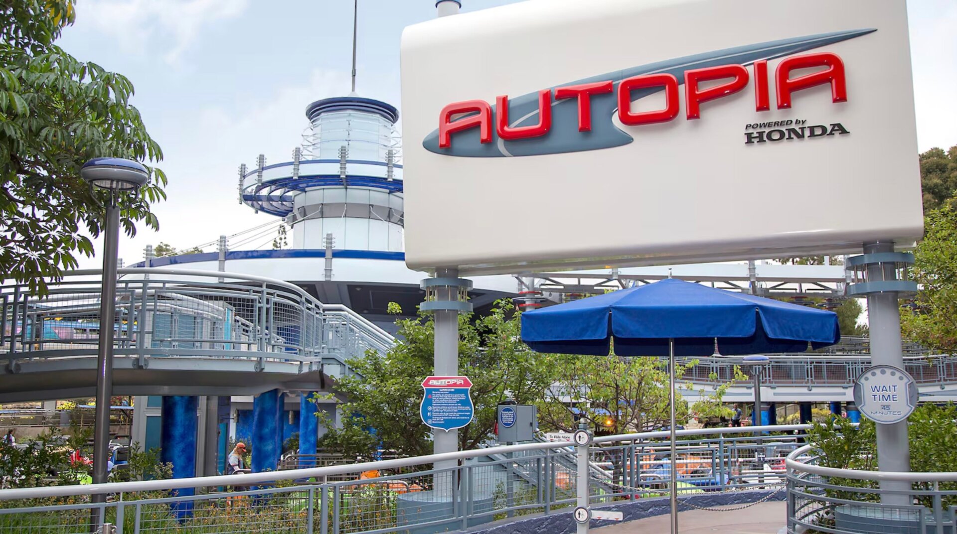 Die Autofahrt von Disneyland vollzieht den Wechsel von Benzin zu Elektro.