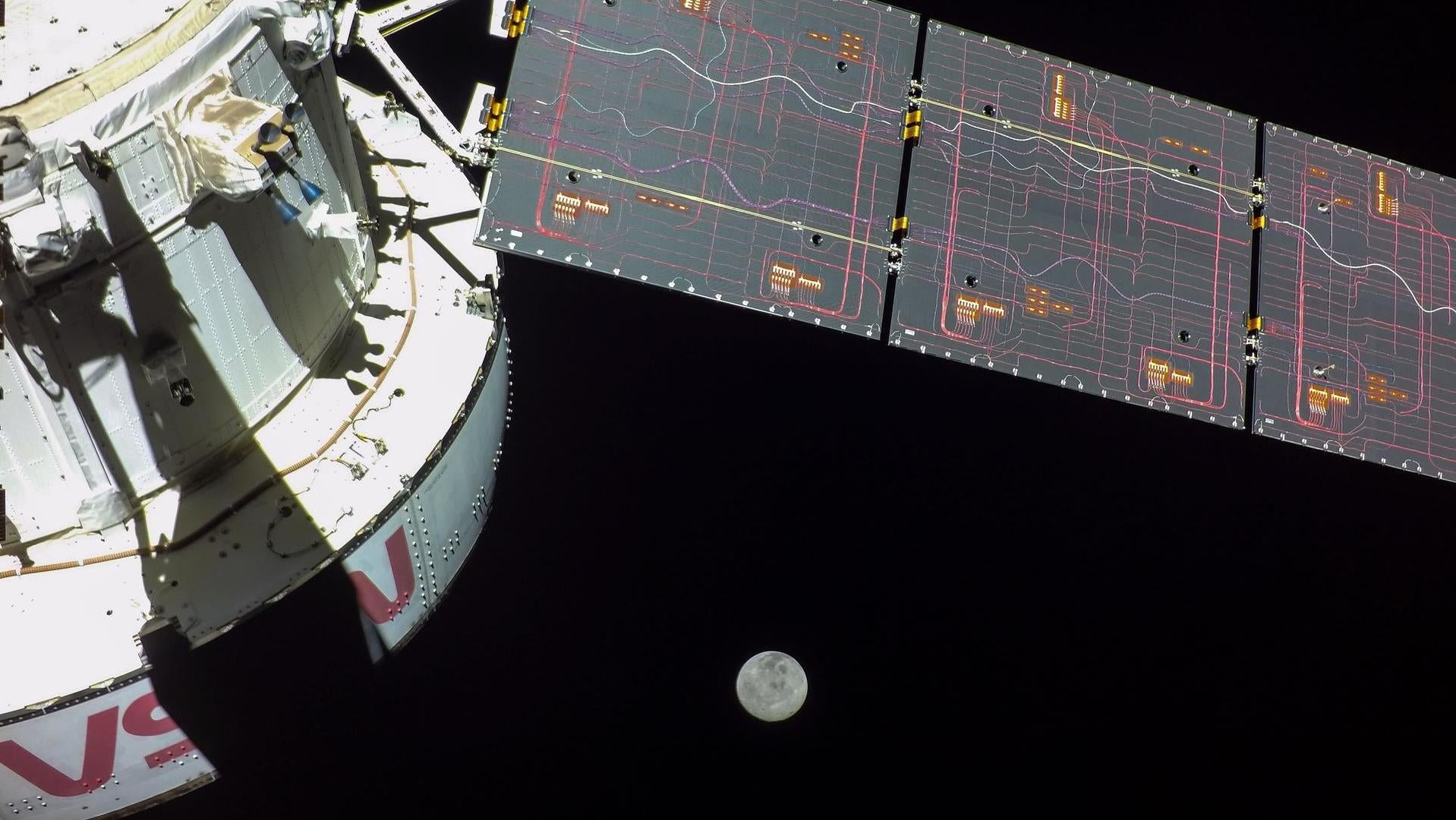 Eine an einem der vier Solarmodule Orions montierte Kamera hat dieses Bild des Mondes am 17. Flugtag der 25,5-tägigen Artemis-I-Mission aufgenommen.