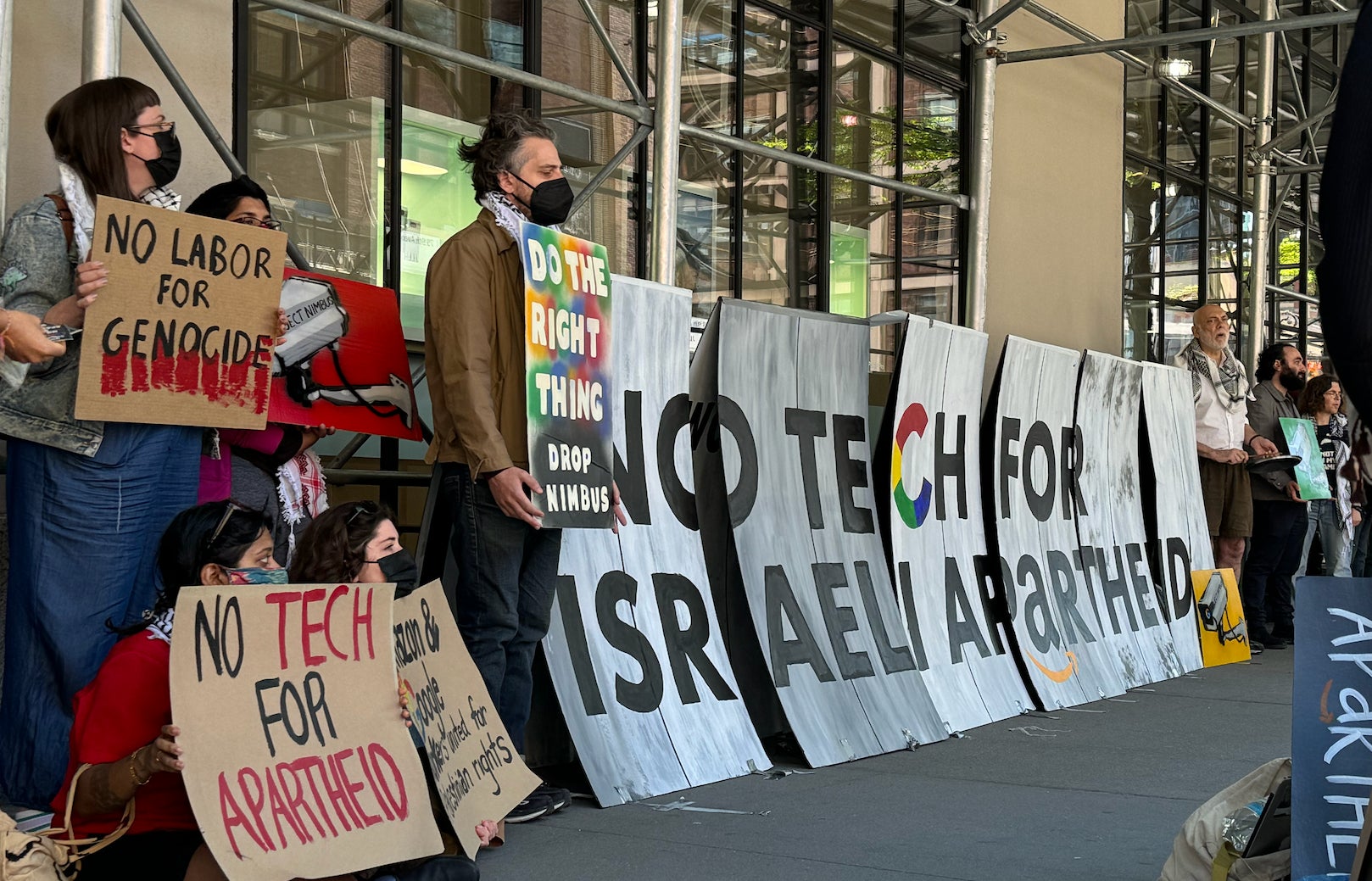 Demonstranten standen am Dienstag vor Googles Büro in Chelsea.