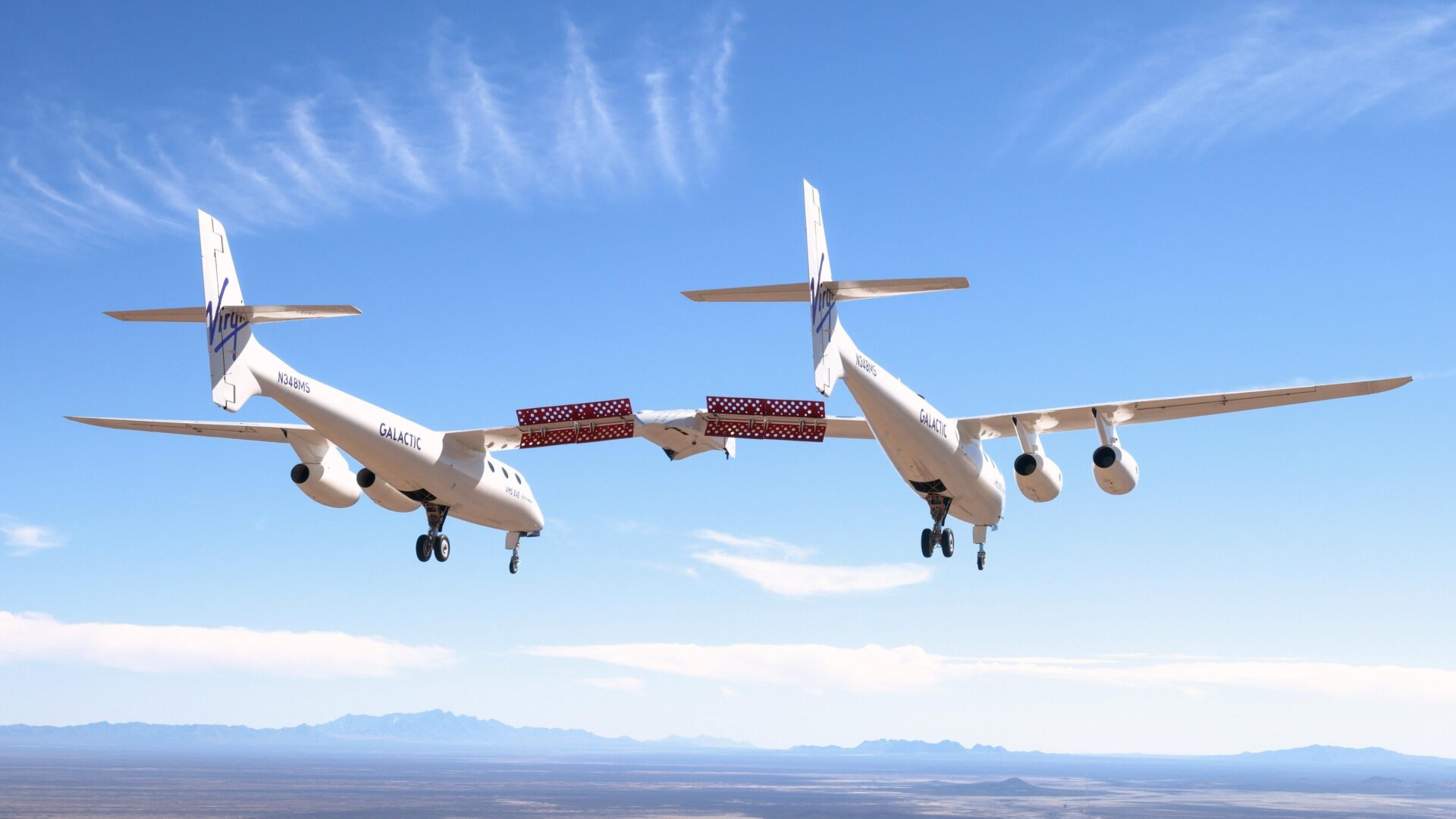 Das Mutterschiff Eve von Virgin Galactic trägt sein suborbitales Raumflugzeug und setzt es in einer Höhe von 44.500 Fuß über dem Boden frei.