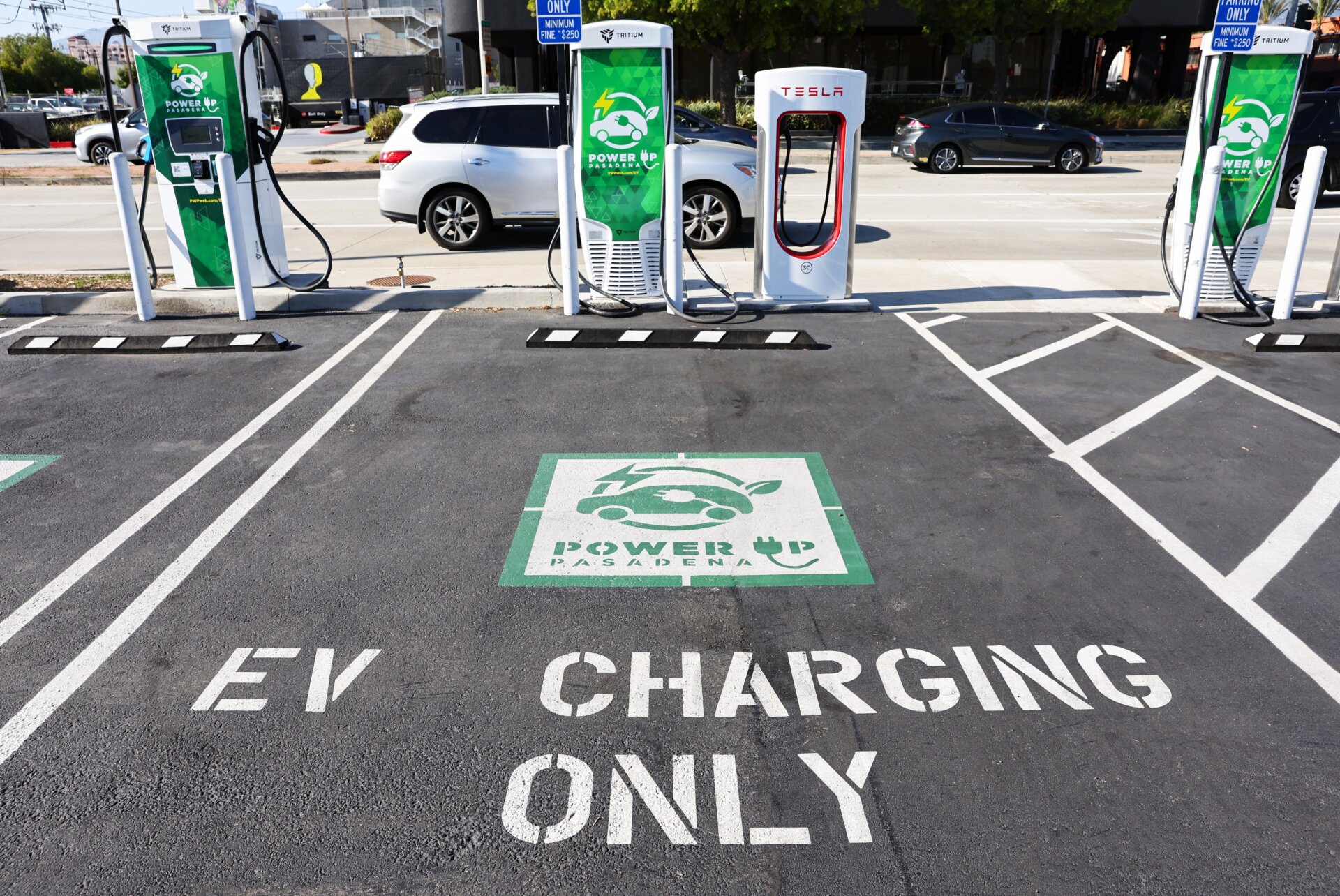 Vereinbarungen zwischen großen Automobilherstellern und Tesla sollen den Zugang zu Ladestationen für Elektrofahrzeuge in ganz Nordamerika massiv erweitern.