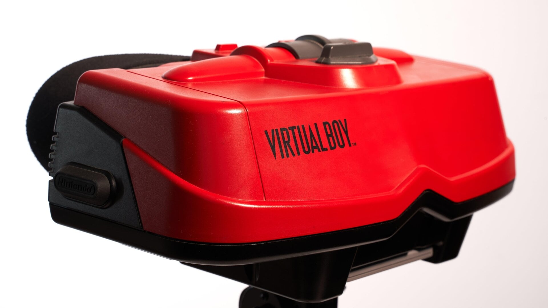 Der Nintendo Virtual Boy auf weißem Hintergrund.