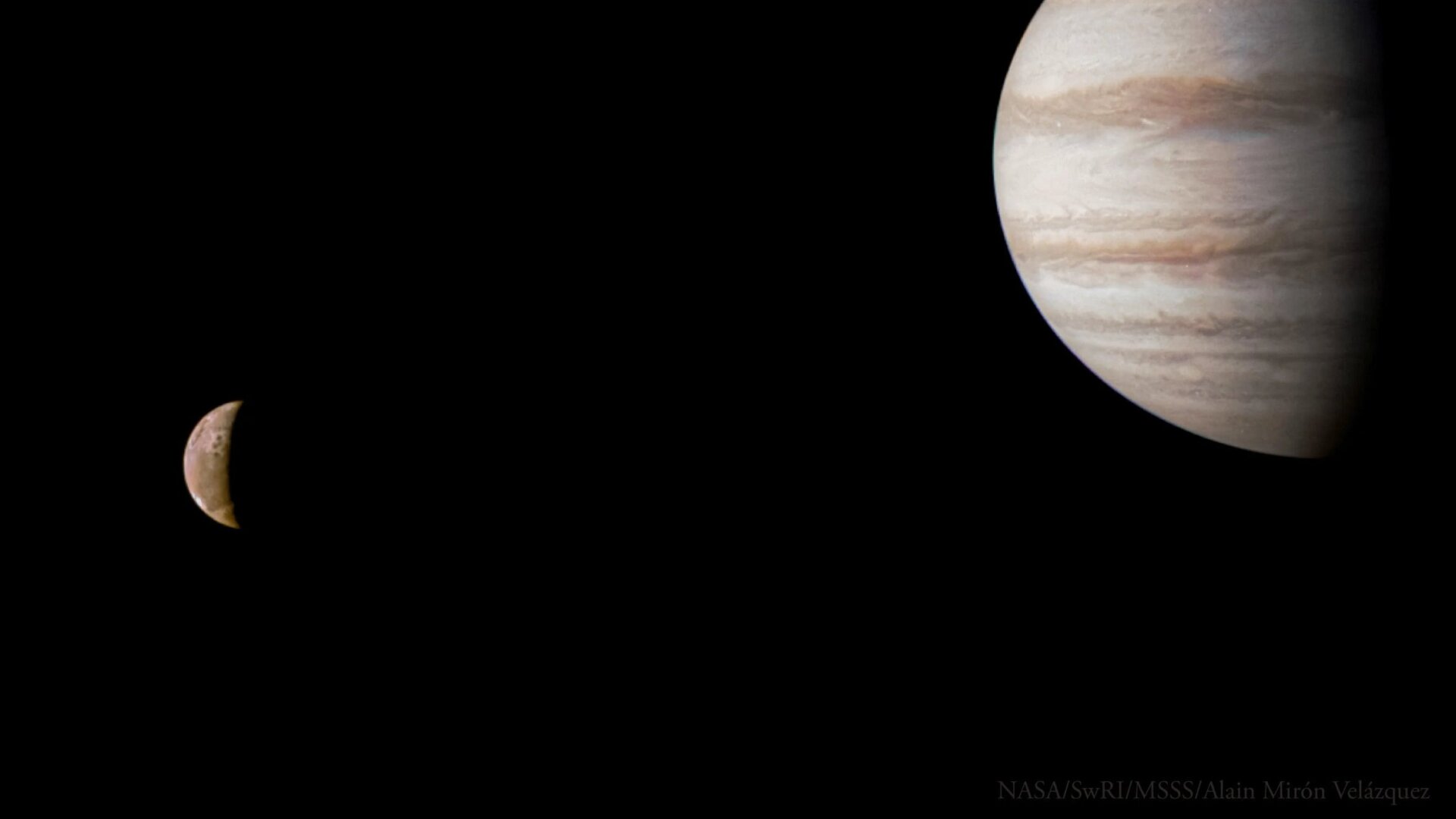 Jupiter (rechts) und sein Mond Io bei einem Vorbeiflug im Juli 2023.