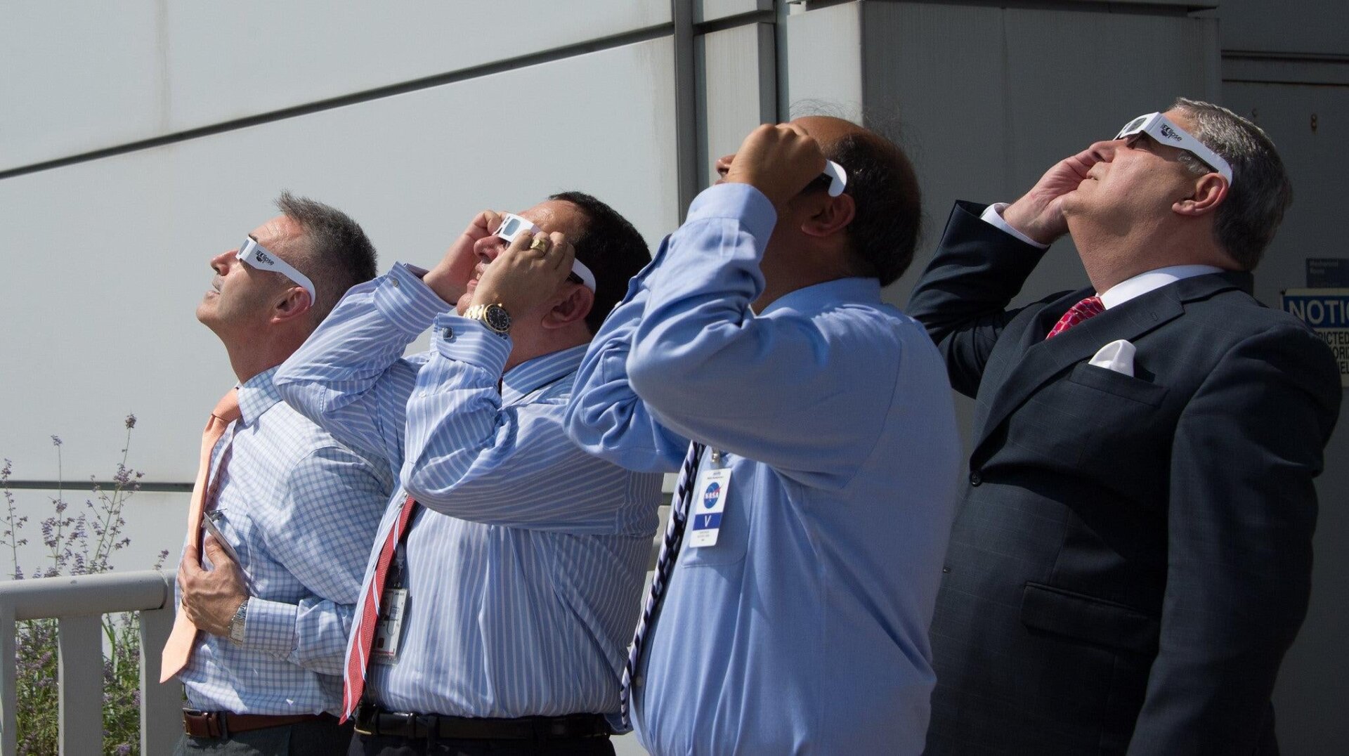 NASA-Mitarbeiter und Besucher genießen die totale Sonnenfinsternis am 21. August 2017.
