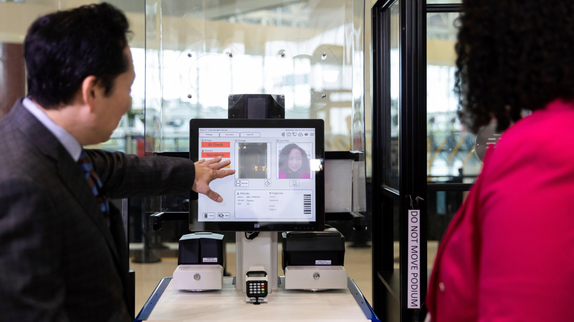 Jason Lim, Identity Management Capabilities Manager der TSA, demonstriert am 26. April 2023 am Baltimore-Washington International Thurgood Marshall Airport in Glen Burnie, MD, eine Gesichtserkennungstechnologie.
