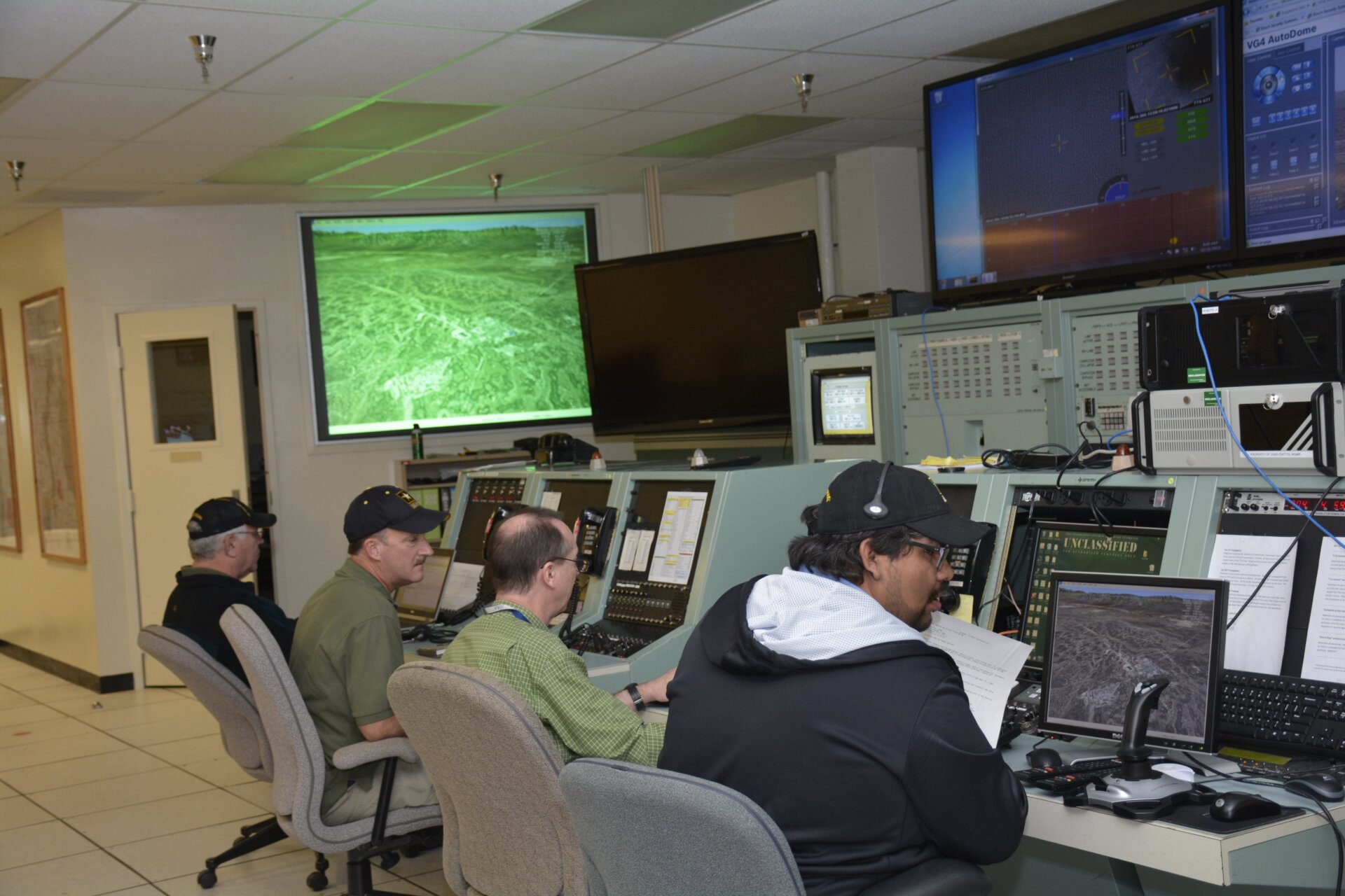 Zivilisten von SMDC und HELSTF führen im Oktober 2014 auf dem White Sands Missile Range in New Mexico einen Test des HEL-MD-Lasersystems durch. Der Kontrollraum befindet sich in einem alten Bunker aus der Zeit des Kalten Krieges.