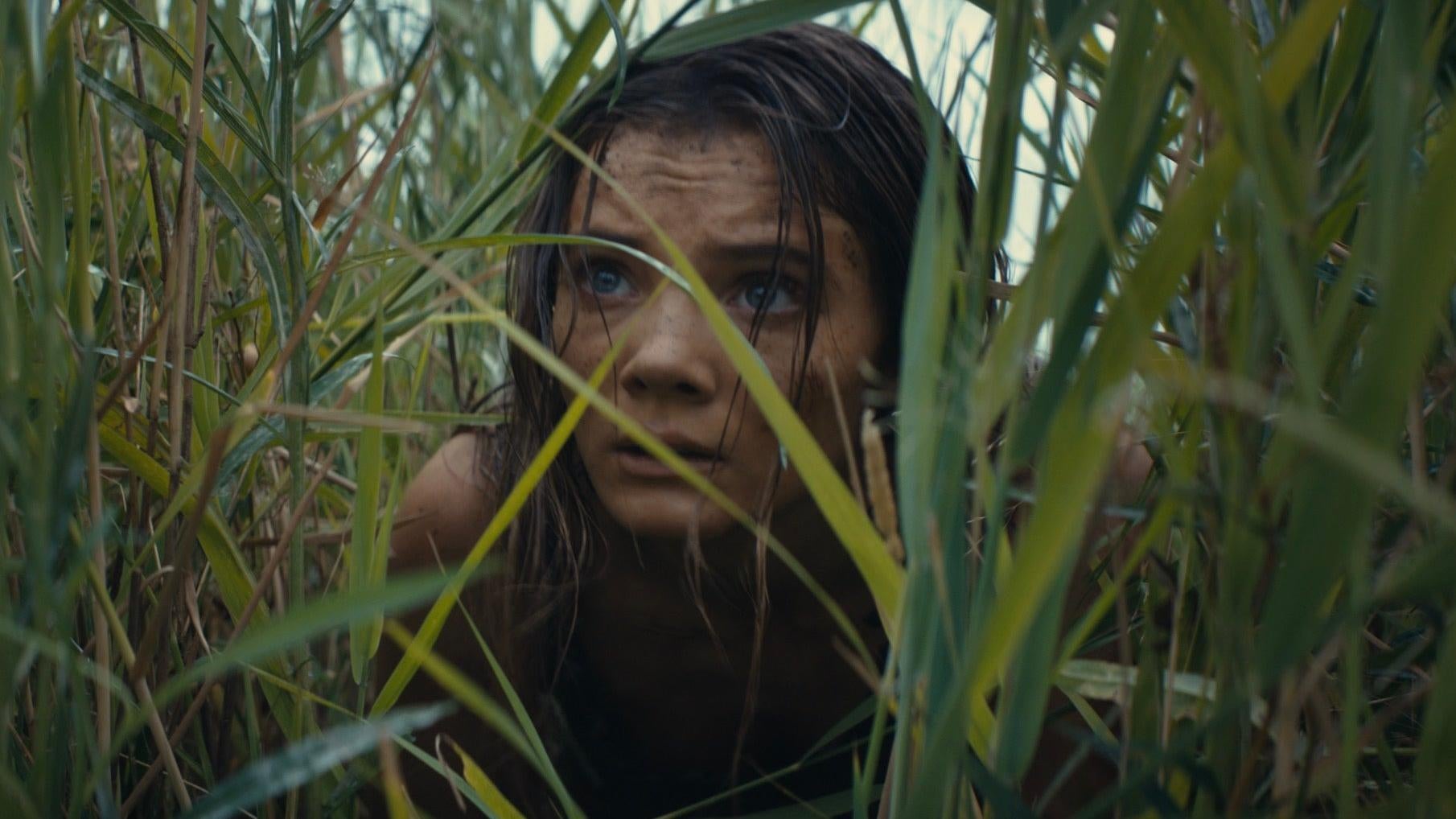 Freya Allan als Mae.