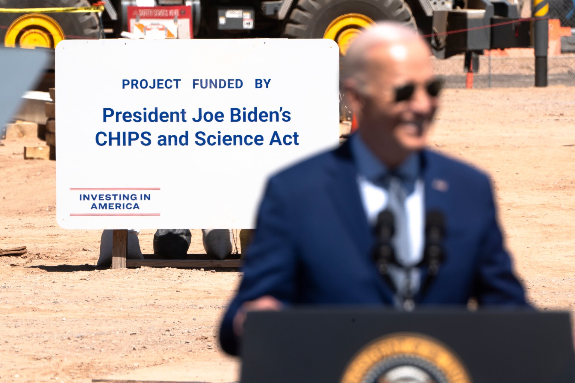Präsident Joe Biden hält am 20. März 2024 auf dem Intel Ocotillo Campus in Chandler, Arizona, eine Rede.