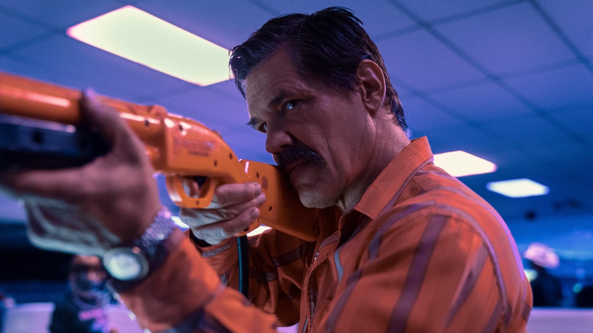 Josh Brolin als Royal Abbott spielt ein Jagd-Arcade-Spiel in Äußerer Bereich Staffel 1.