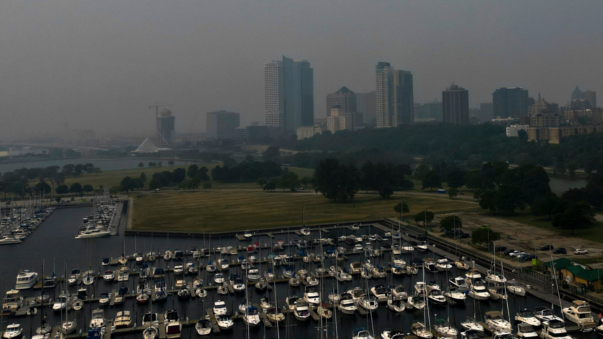 Am 27. Juni 2023 ist über Milwaukee, Wisconsin, ein Dunst von kanadischen Waldbränden zu sehen.
