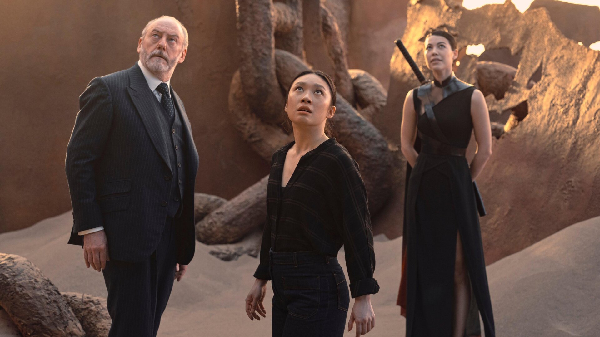 Liam Cunningham als Wade, Jess Hong als Jin Cheng und Sea Shimooka als Sophon in 3 Körper Problem.