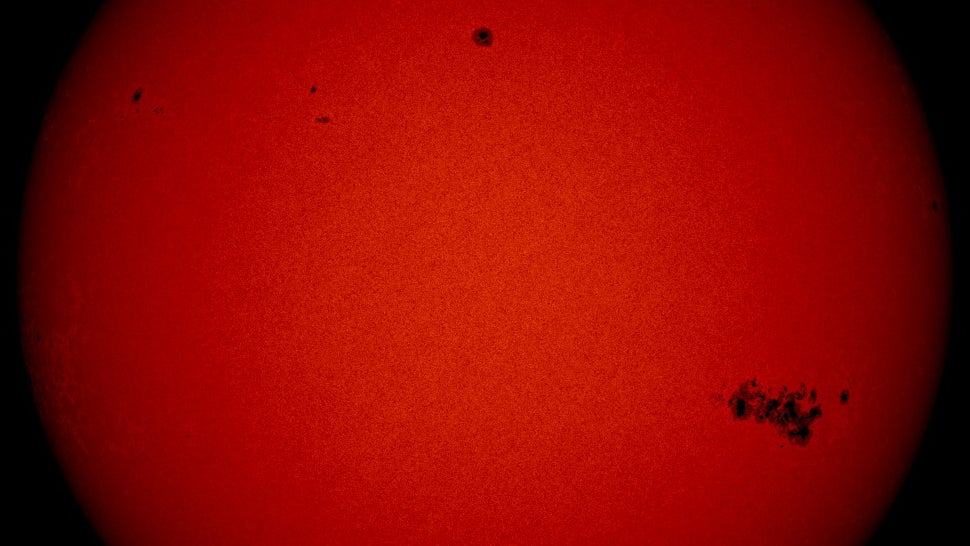 Der übergroße Sonnenfleck sei „vielleicht der komplexeste, den wir in diesem Zyklus gesehen haben“, doch die daraus resultierende Sturmaktivität sei „nichts, was nicht bewältigt werden könnte, soweit wir es verstehen“, so Shawn Dahl, ein Weltraumwetter-Prognostiker beim SWPC, der heute auf einer Pressekonferenz sprach. „Der entscheidende Punkt hier ist, dass die Betreiber kritischer Infrastrukturen benachrichtigt wurden und dass die Aktivität noch nicht vorbei ist.“