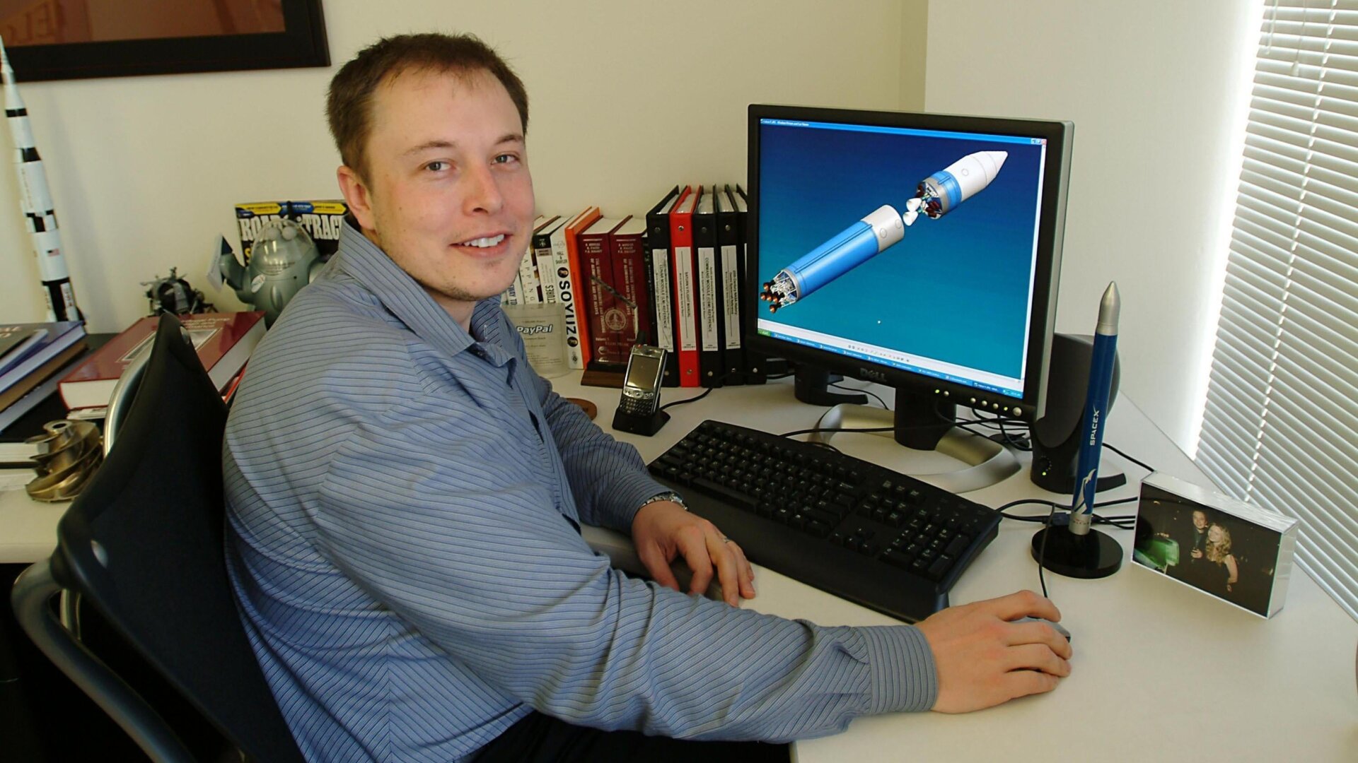 Elon Musk, Multimillionär, Raketenwissenschaftler, Tesla- und Space-X-Gründer und der Mann, der Tony Starks Rolle in Jon Favreaus „Iron Man“ inspirierte, an seinem Schreibtisch am 19. März 2004 in El Segundo, Los Angeles, Kalifornien.