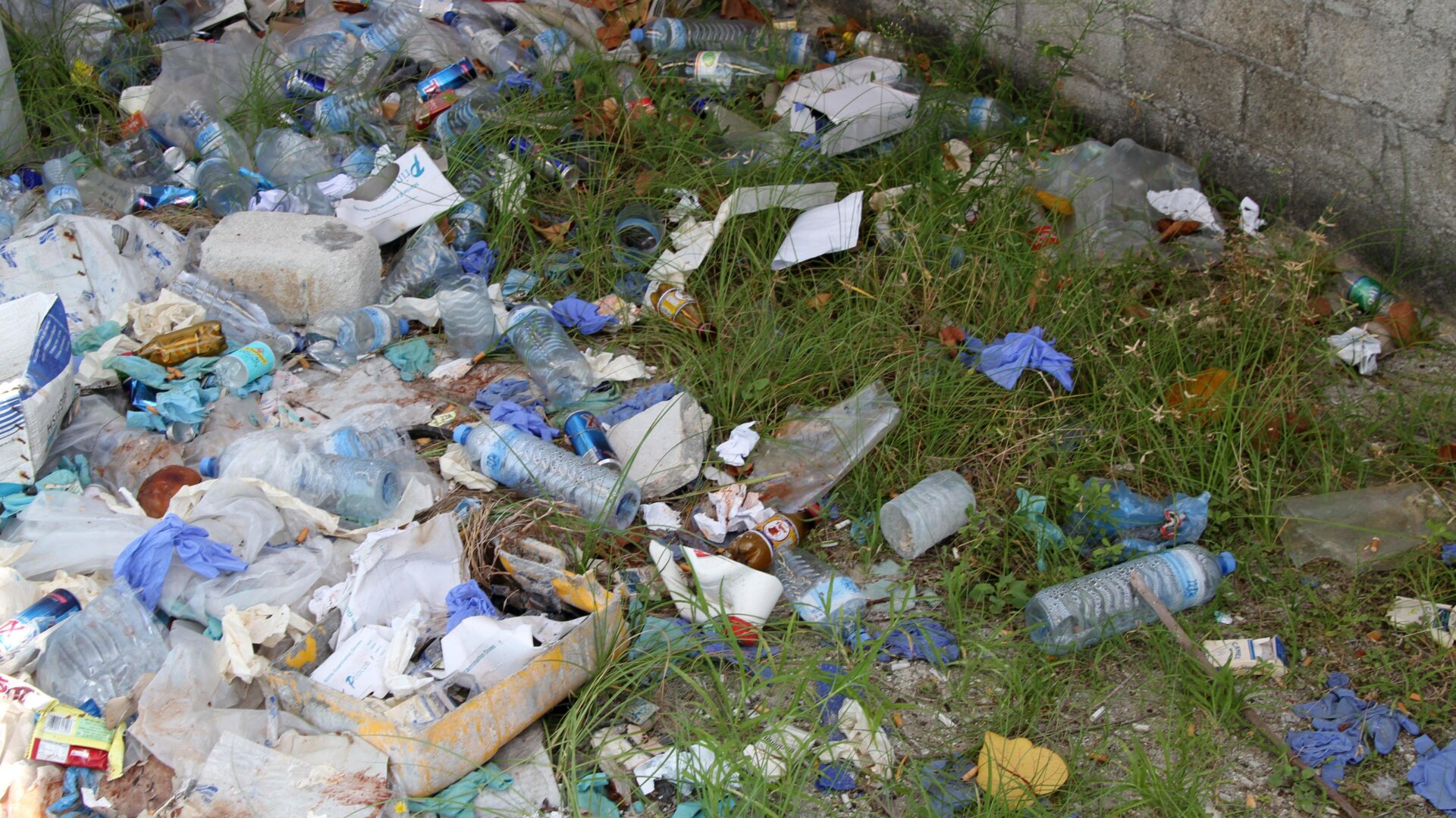 Plastikmüll, der irgendwo auf einer bewohnten Insel der Malediven zurückgelassen wurde.