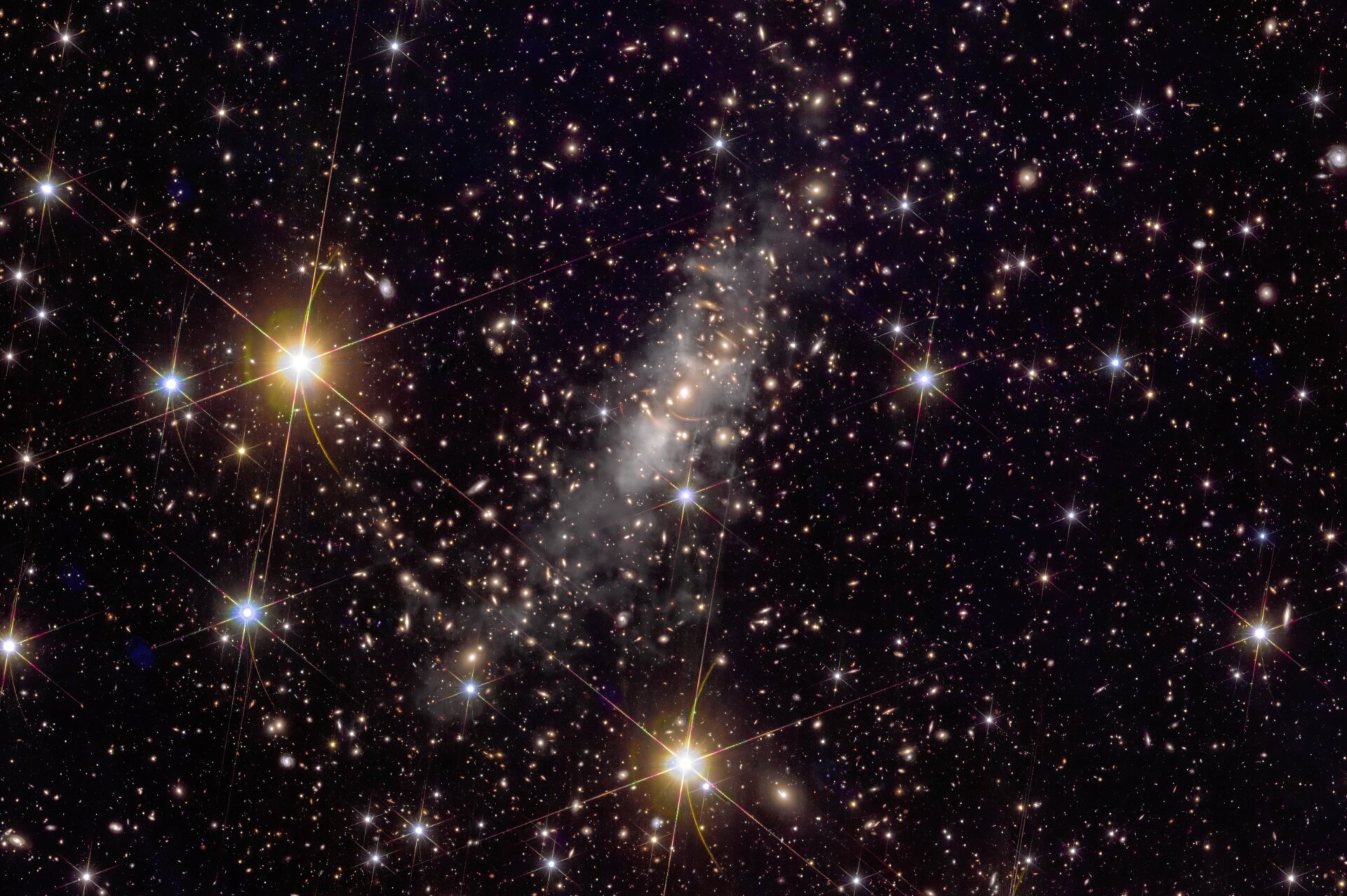 Gravitationslinseneffekt im Galaxienhaufen.