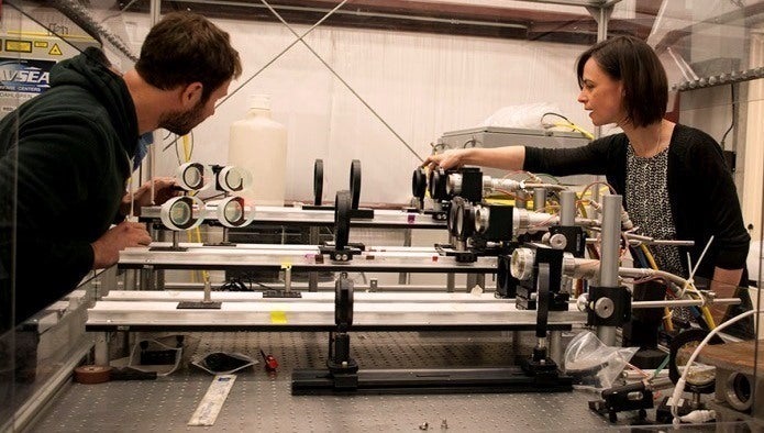 Die Wissenschaftler Chris Von Hohenleiten und Emily Martin von der Naval Surface Warfare Center Dahlgren Division (NSWCDD) bereiten sich im April 2017 auf einen Laser-Letalitätstest vor, indem sie sicherstellen, dass die Optik richtig ausgerichtet ist. 