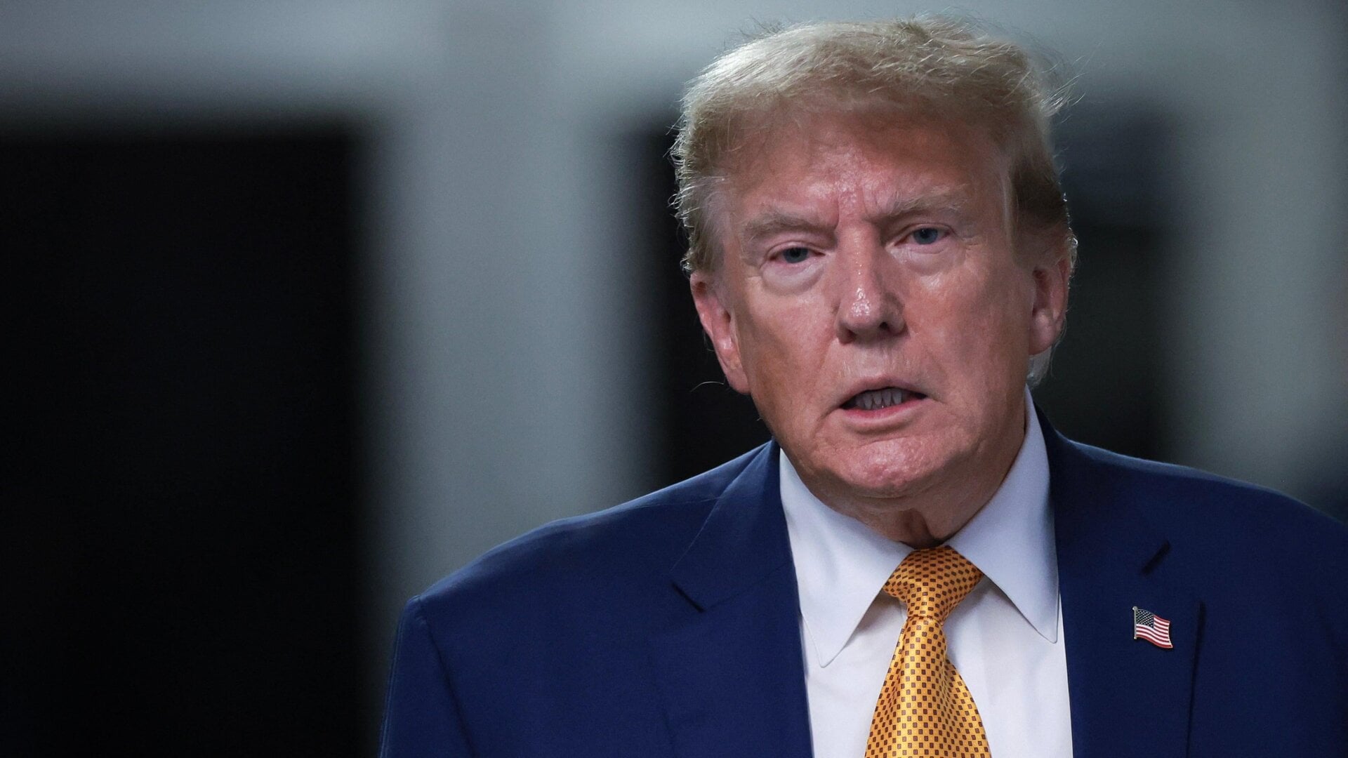 Donald Trump spricht am 7. Mai 2024 vor dem Strafgericht von Manhattan in New York City.