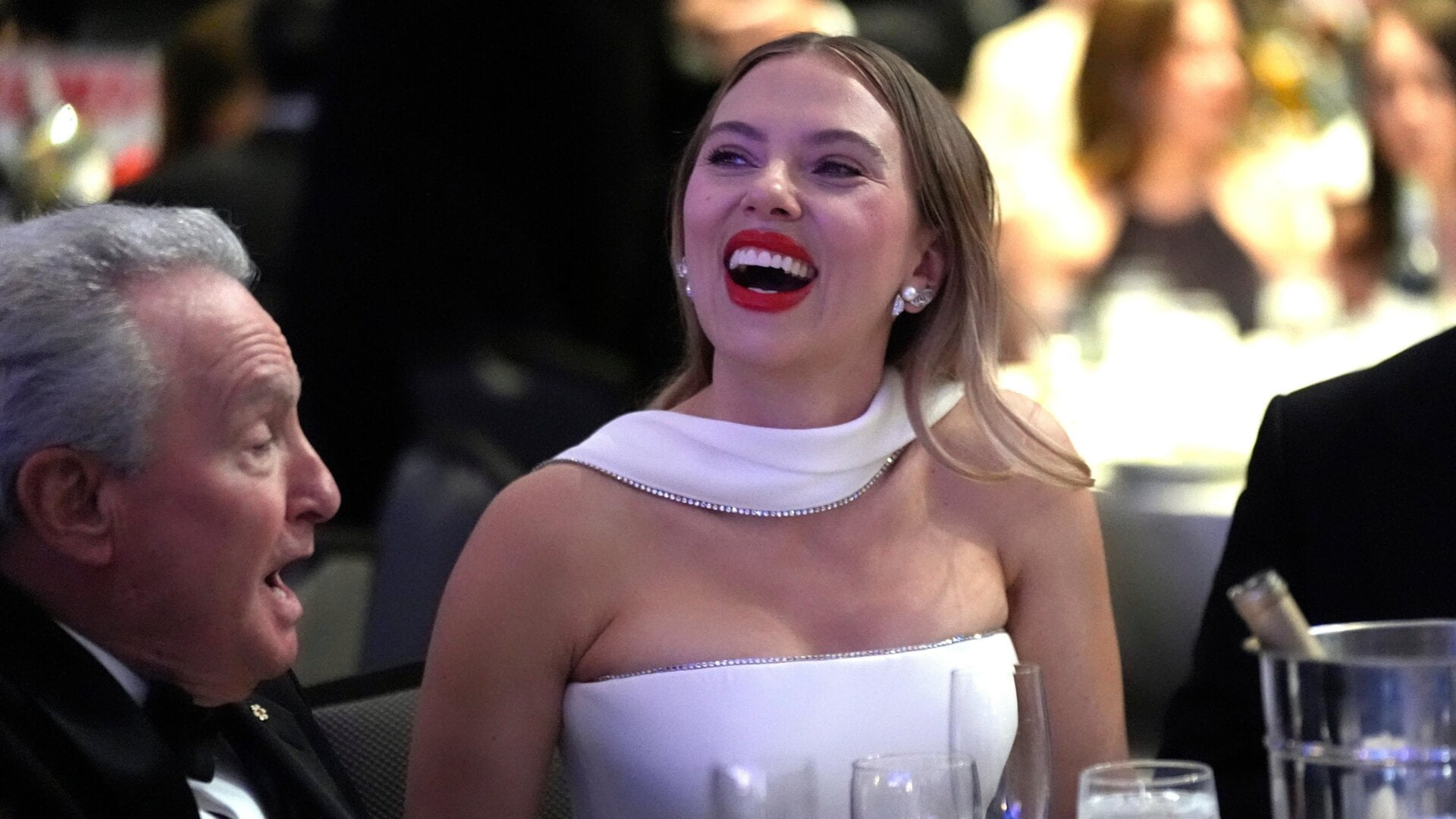 Scarlett Johansson und Lorne Michaels nehmen am Samstag, 27. April 2024, am Abendessen der White House Correspondents’ Association im Washington Hilton in Washington teil.