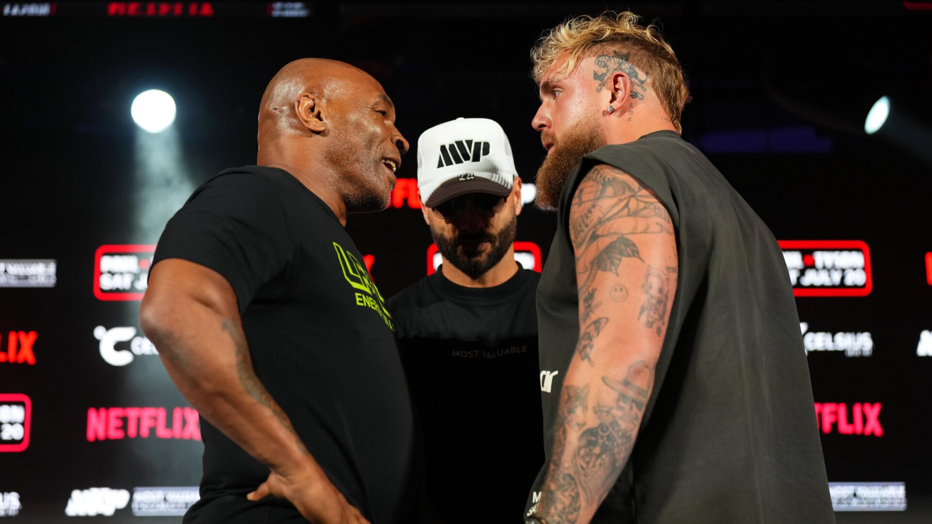 Mike Tyson, Nakisa Bidarian und Jake Paul posieren auf der Bühne während der Pressekonferenz zum Boxkampf Jake Paul vs. Mike Tyson in Arlington bei Texas  Live! am 16. Mai 2024 in Arlington, Texas.
