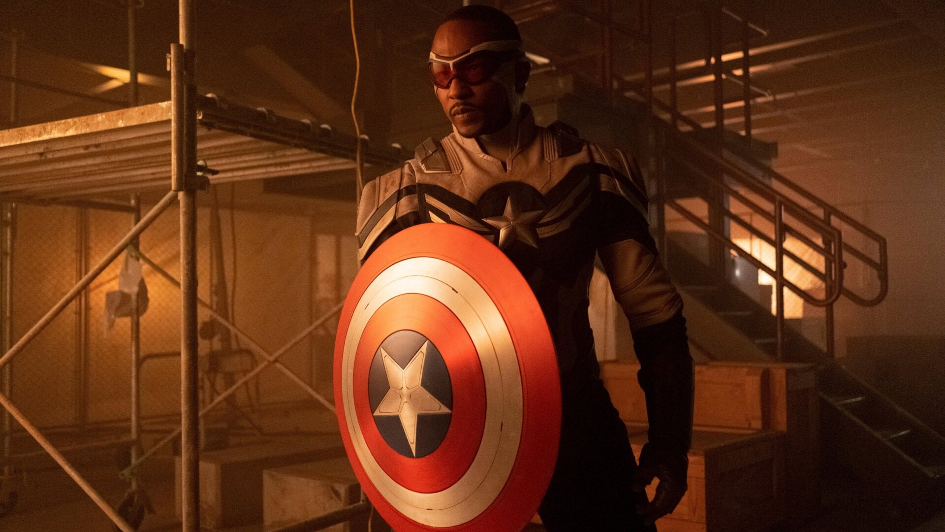 Anthony Mackie als Sam Wilson/Captain America in Der Falke und der Wintersoldat.