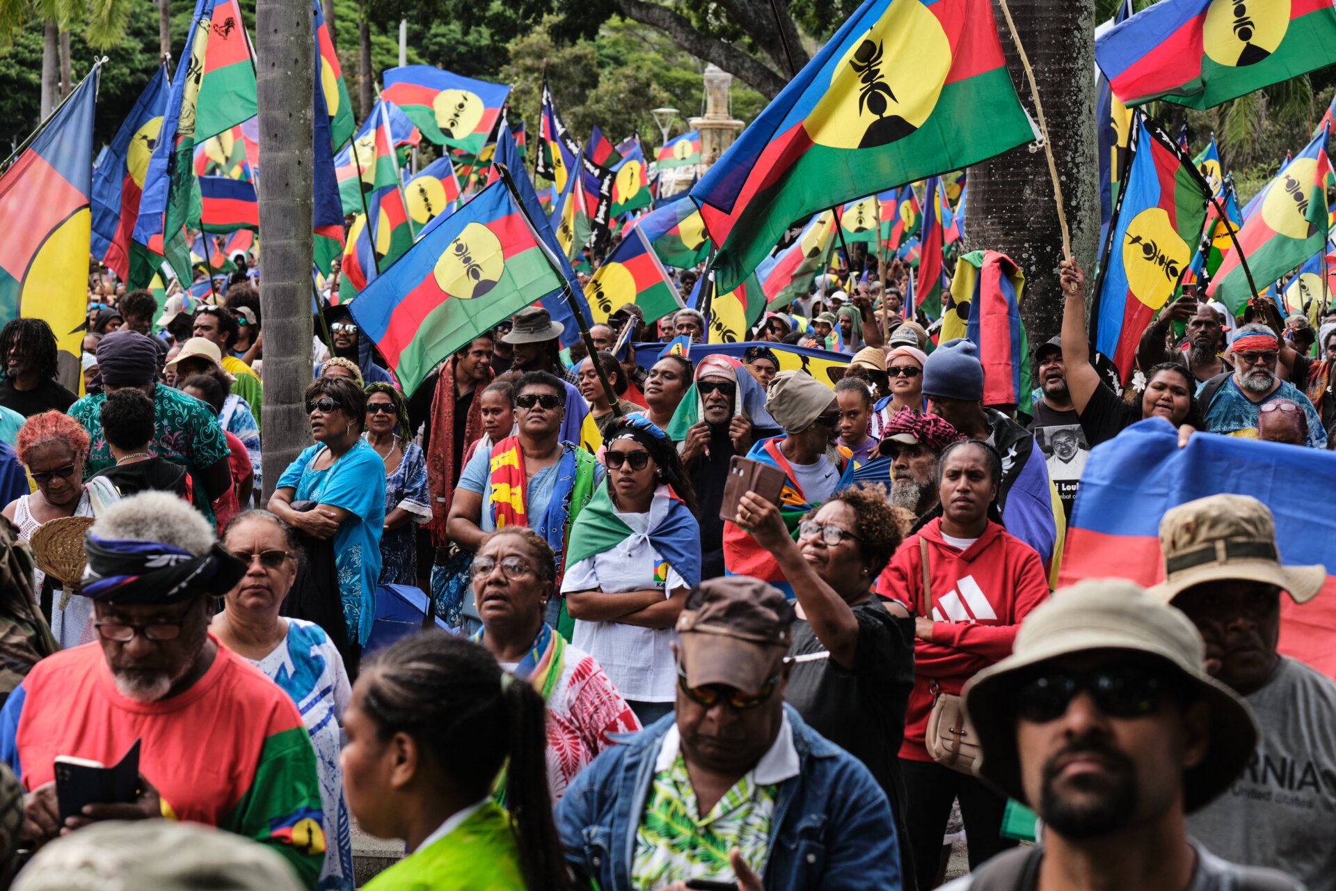 Demonstranten schwenken Flaggen der Sozialistischen Kanakischen Nationalen Befreiungsfront (FLNKS) während einer Demonstration gegen die Erweiterung des Wahlkreises für die bevorstehenden Provinzwahlen in Neukaledonien, in Noumea, am 13. April 2024.