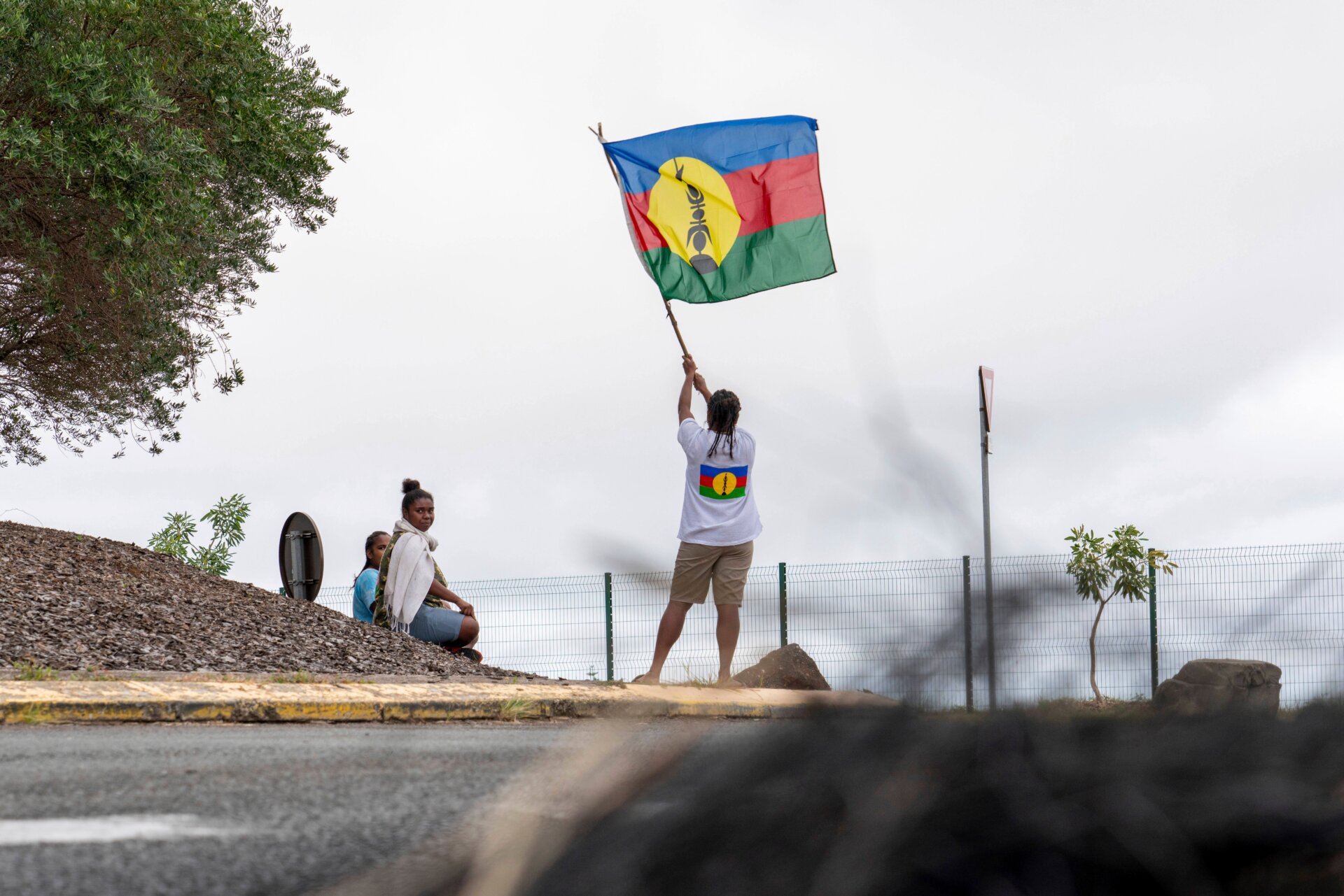 Demonstrant hält am 14. Mai 2024 eine Territorialflagge Neukaledoniens. 