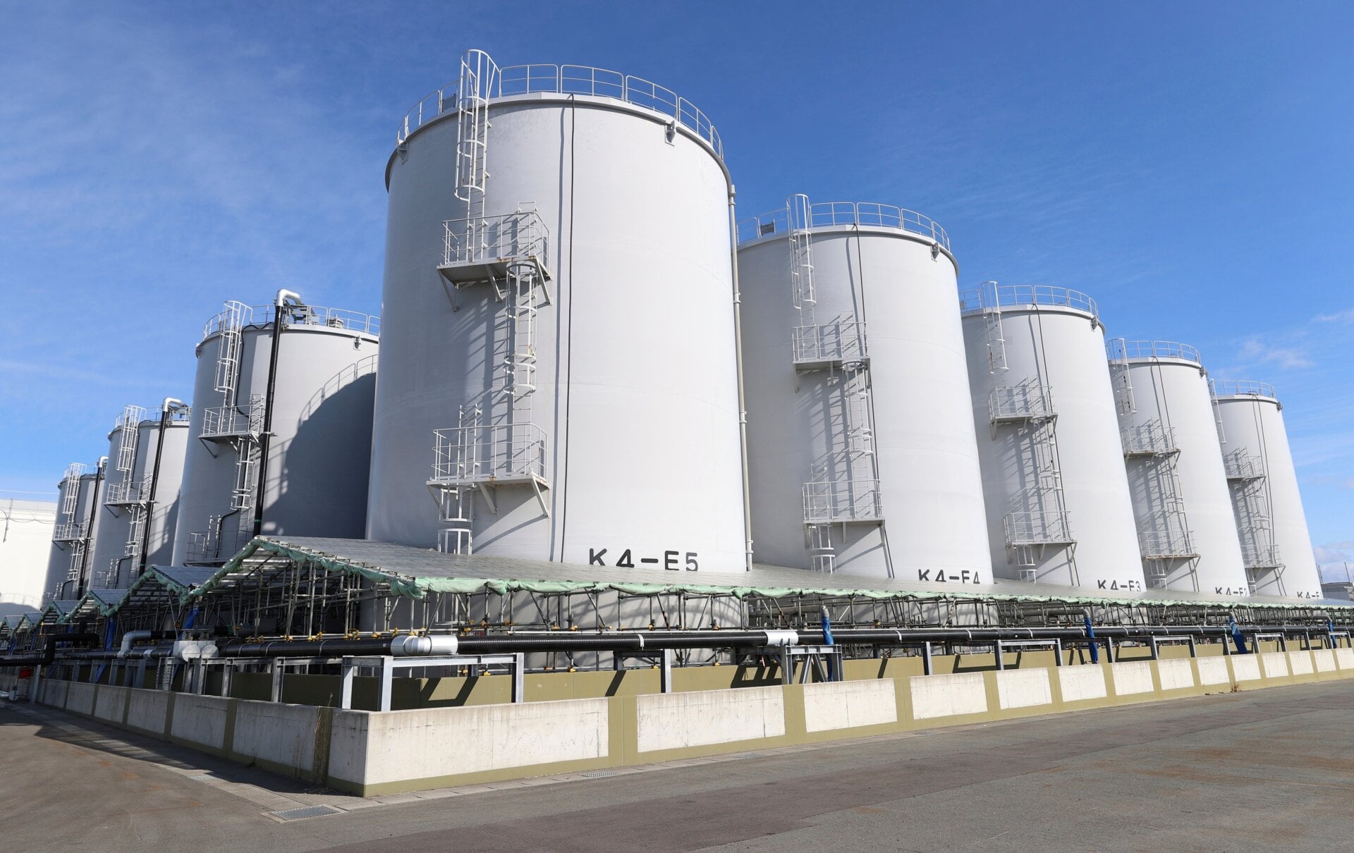 Ein  Foto zeigt  Tanks zur  Speicherung von  aufbereitetem  Wasser im  Kernkraftwerk Fukushima Daiichi der  Tokyo  Electric  Power  Company  Holdings,  Incorporated in  Okuma Town, Präfektur Fukushima, am 2.  Februar 2024.