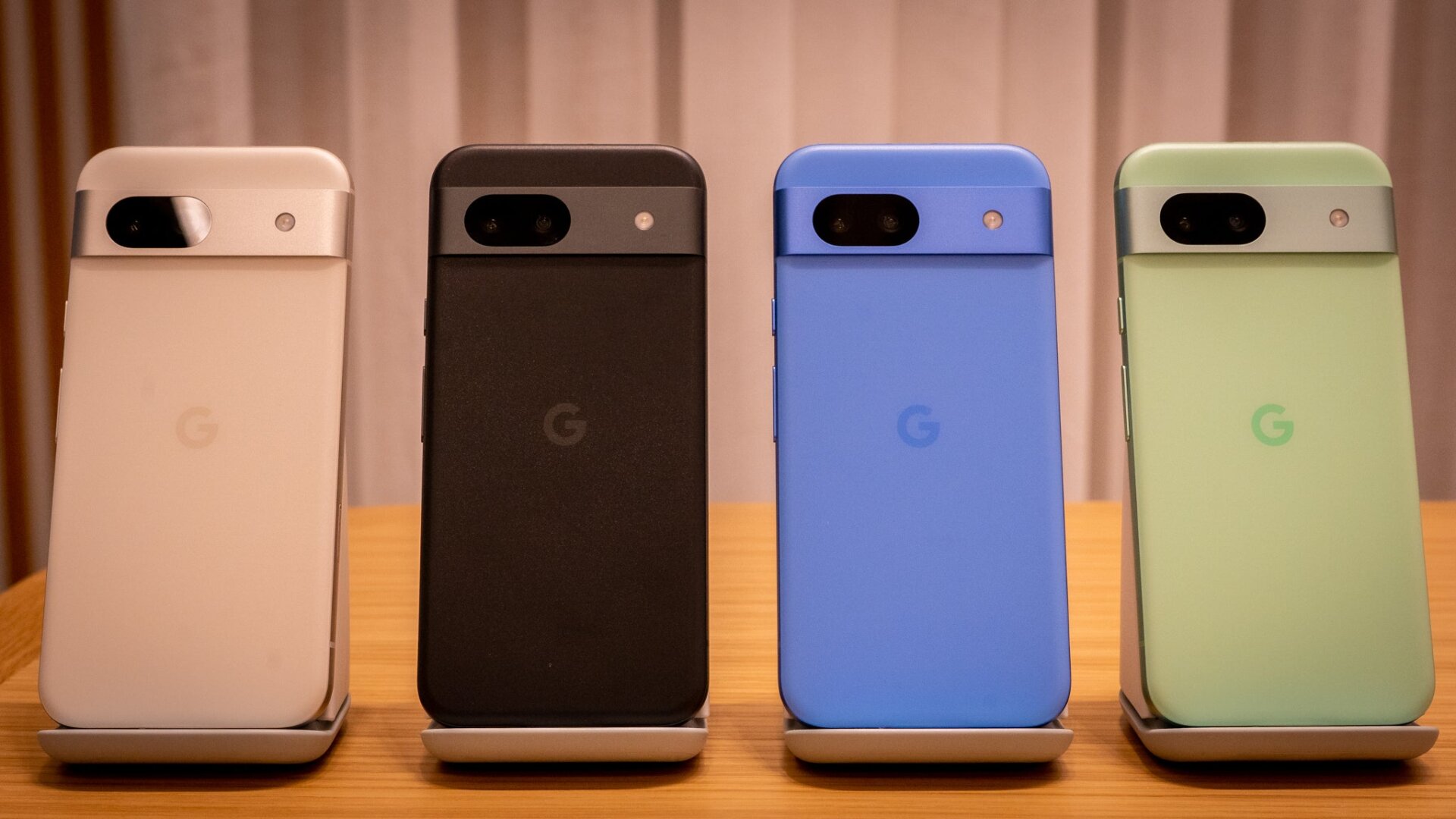 Von links nach rechts: das Pixel 8a in Porcelain, Obsidian, Bay und Aloe.