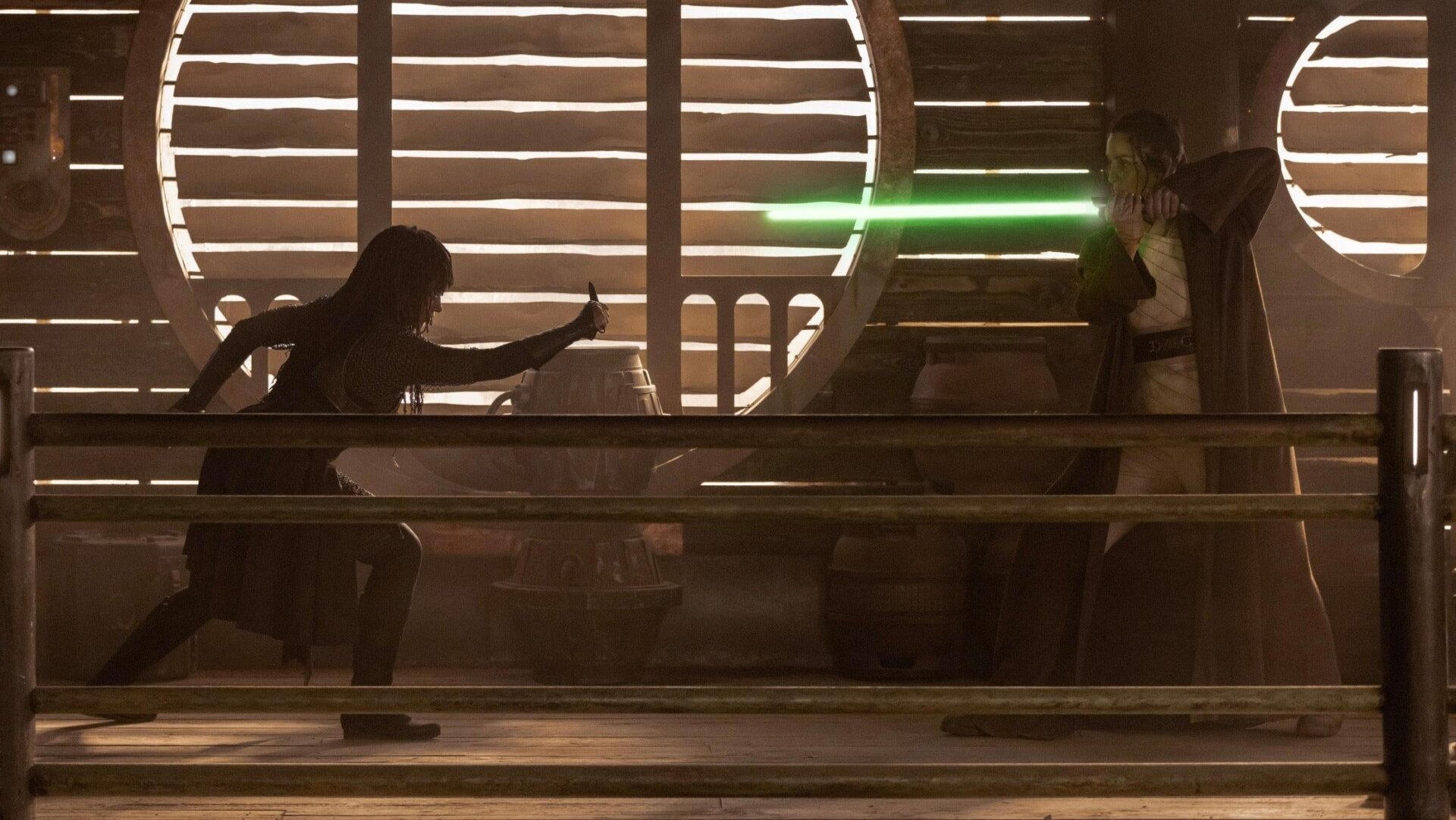 Amandla Stenberg und Carrie-Anne Moss in Der Akolyth.