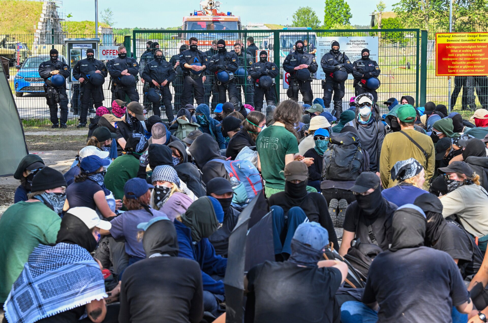 Aktivisten blockieren am 10. Mai 2024 eine Zufahrtsstraße zum Flugplatz Neuhardenberg. 