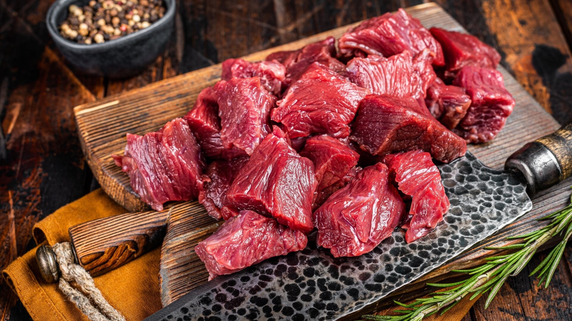 Geschnittenes rohes Wildfleisch.