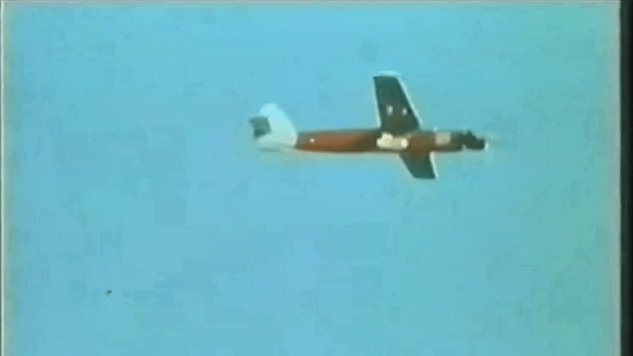 Video der ersten Drohne die im November 1973 von einem Laser abgeschossen wurde, leicht verlangsamt