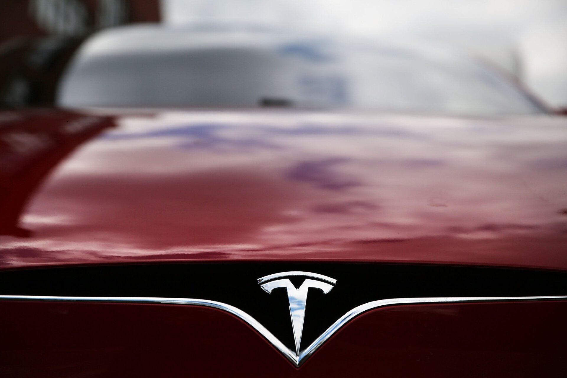 Tesla führte seine Fahrerassistenztechnologie Autopilot erst im Jahr 2014 auf den Markt.