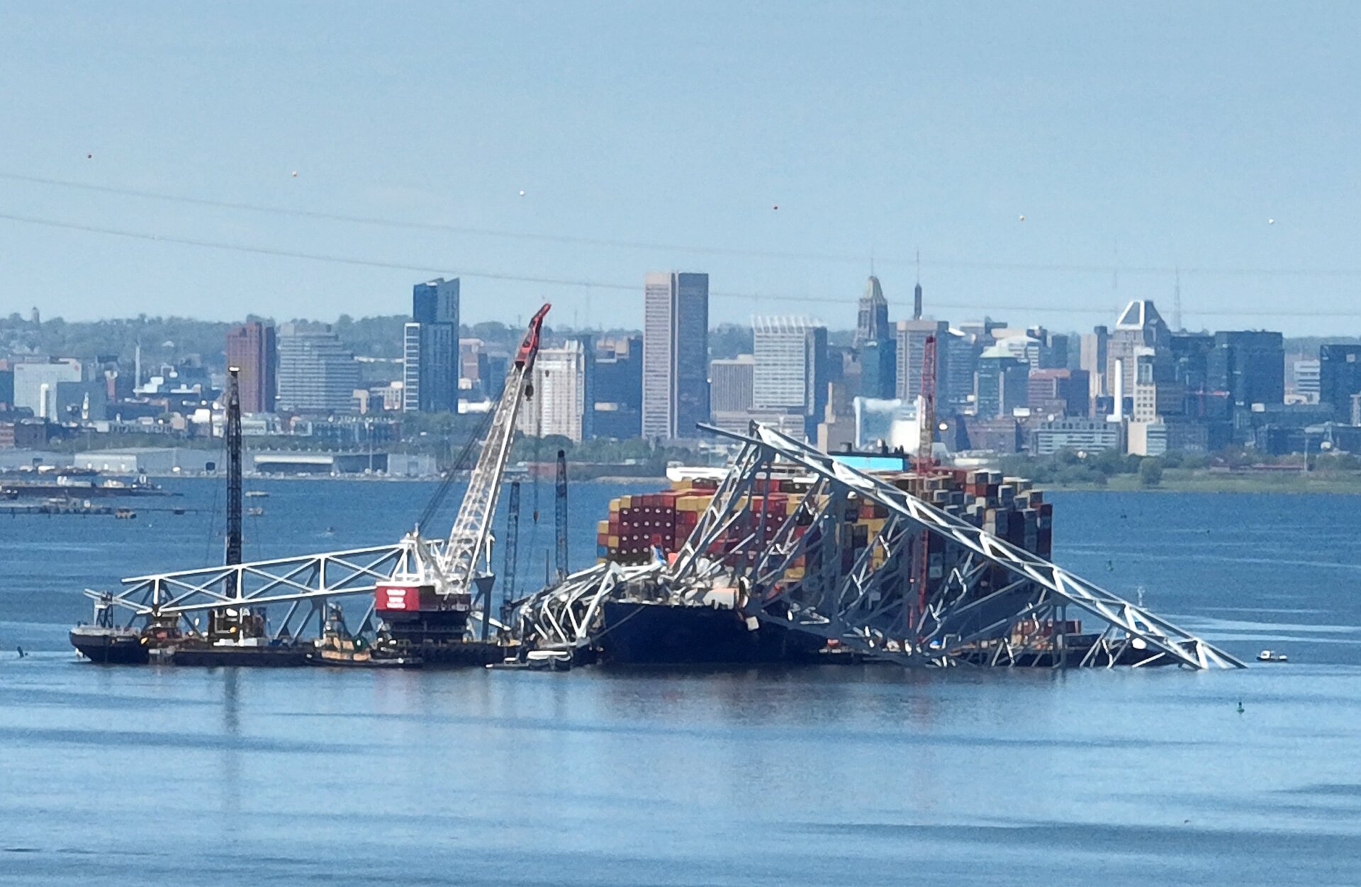 Einen Monat, nachdem das Frachtschiff am 26. März mit der Francis-Scott-Key-Brücke in Baltimore, Maryland, kollidiert war und den Einsturz verursacht hatte, sind Bergungsmannschaften weiterhin mit der Bergung von Wrackteilen der Dali beschäftigt.