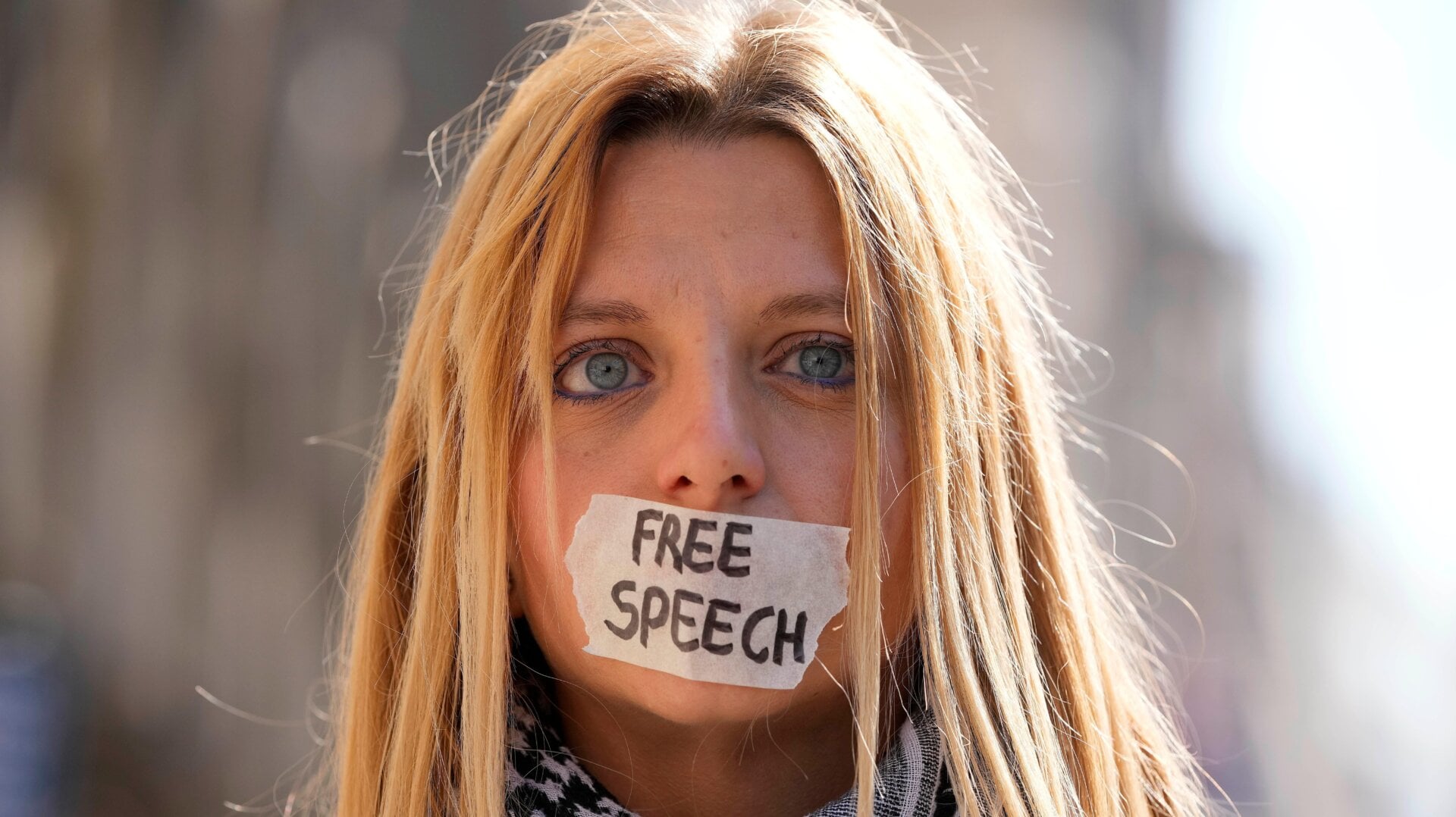 Ein Demonstrant steht am Montag, den 20. Mai 2024, vor dem High Court in London.