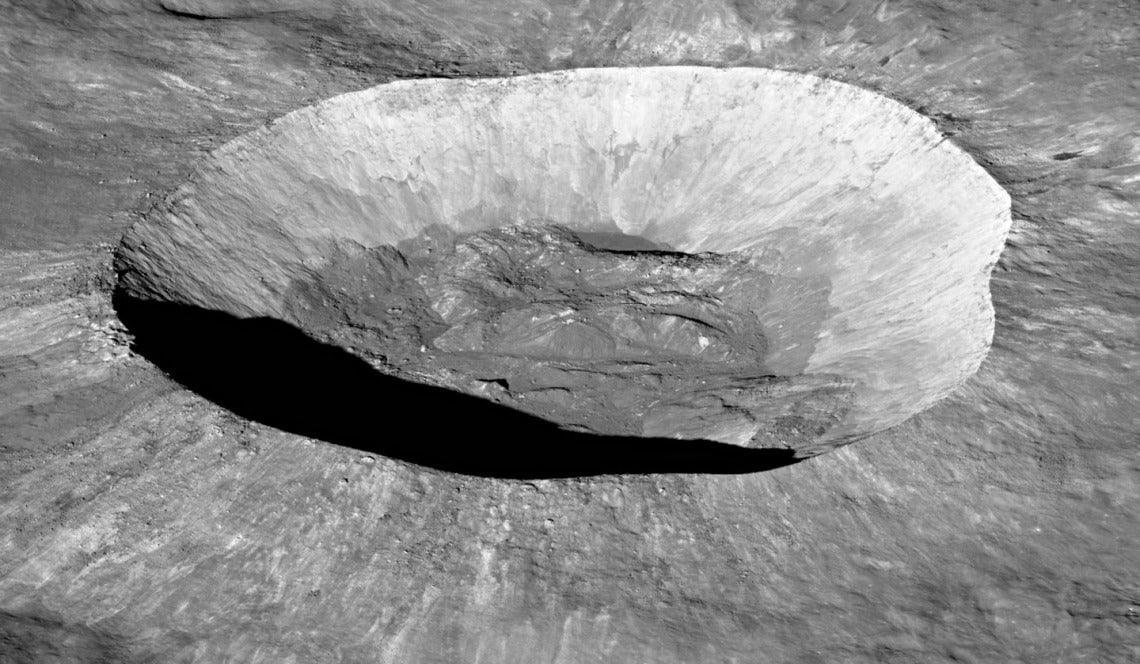 Ein Krater auf dem Mond: Kamo’oalewa könnte durch eine heftige Kollision auf dem Mond entstanden sein. 