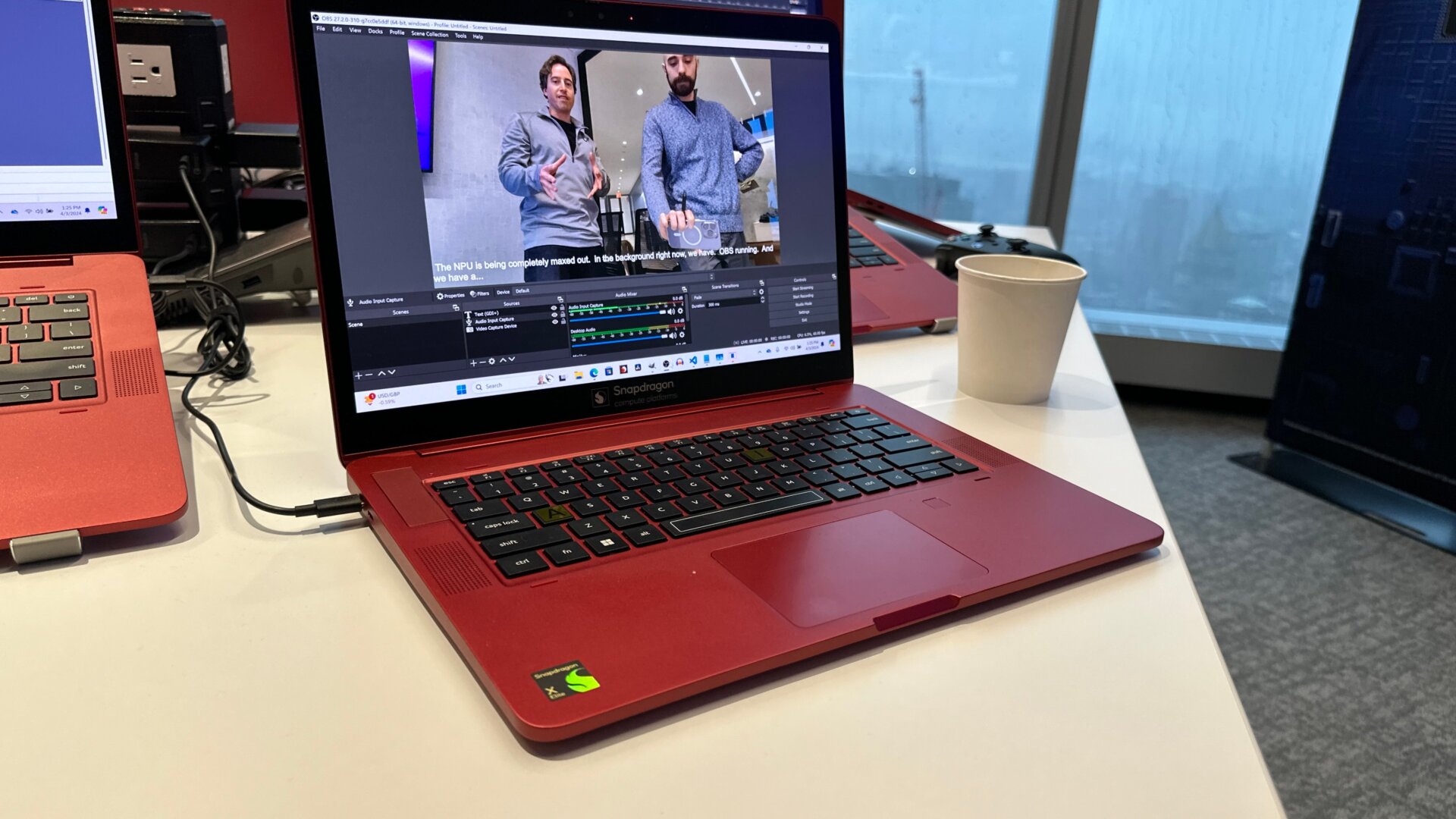 Qualcomm zeigte, wie sein Snapdragon X Elite -Chip KI-Prozesse wie Live-Transkriptionen verarbeiten könnte.