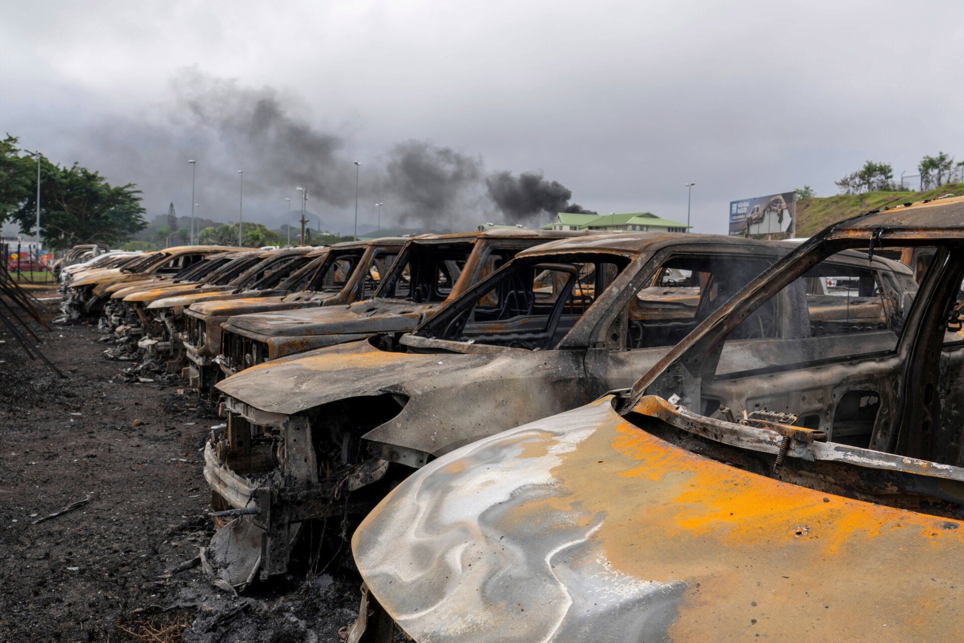 Durch einen Brand in Neukaledonien am 14. Mai 2024 zerstörte Autos. 