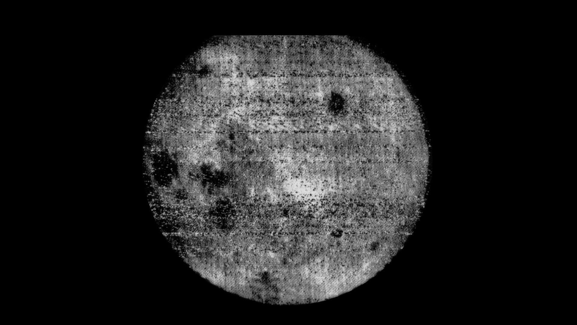 Im Jahr 1959 nahm die russische Luna-3-Mission die ersten Nahaufnahmen der Rückseite des Mondes auf.