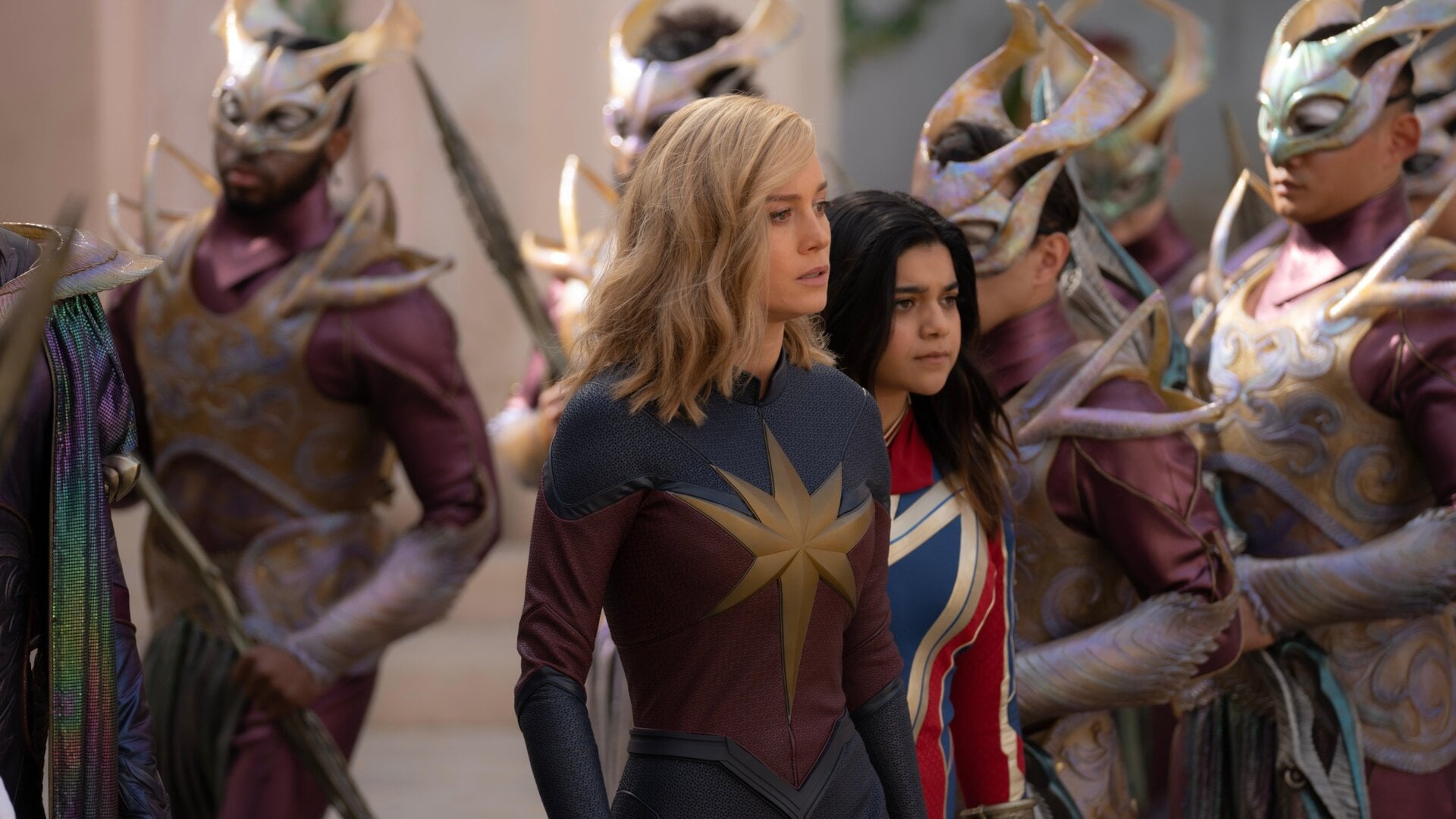 Brie Larson als Captain Marvel/Carol Danvers und Iman Vellani als Ms. Marvel/Kamala Khan in Die Wunder.