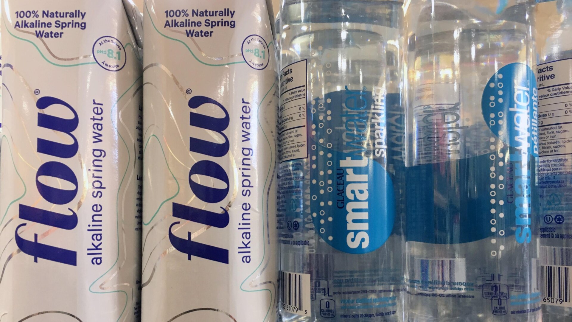 Ausgestellte Flaschen mit alkalischem Wasser.