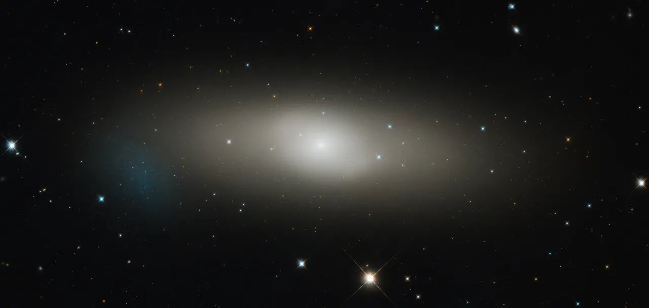 Eine weitere linsenförmige Galaxie, NGC 1023, etwa 36 Millionen Lichtjahre von der Erde entfernt.