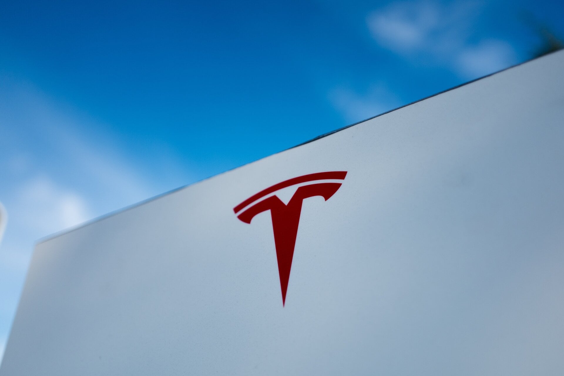 Nahaufnahme des Logos von Tesla Motors vor einem strahlend blauen Himmel in Pleasanton, Kalifornien.