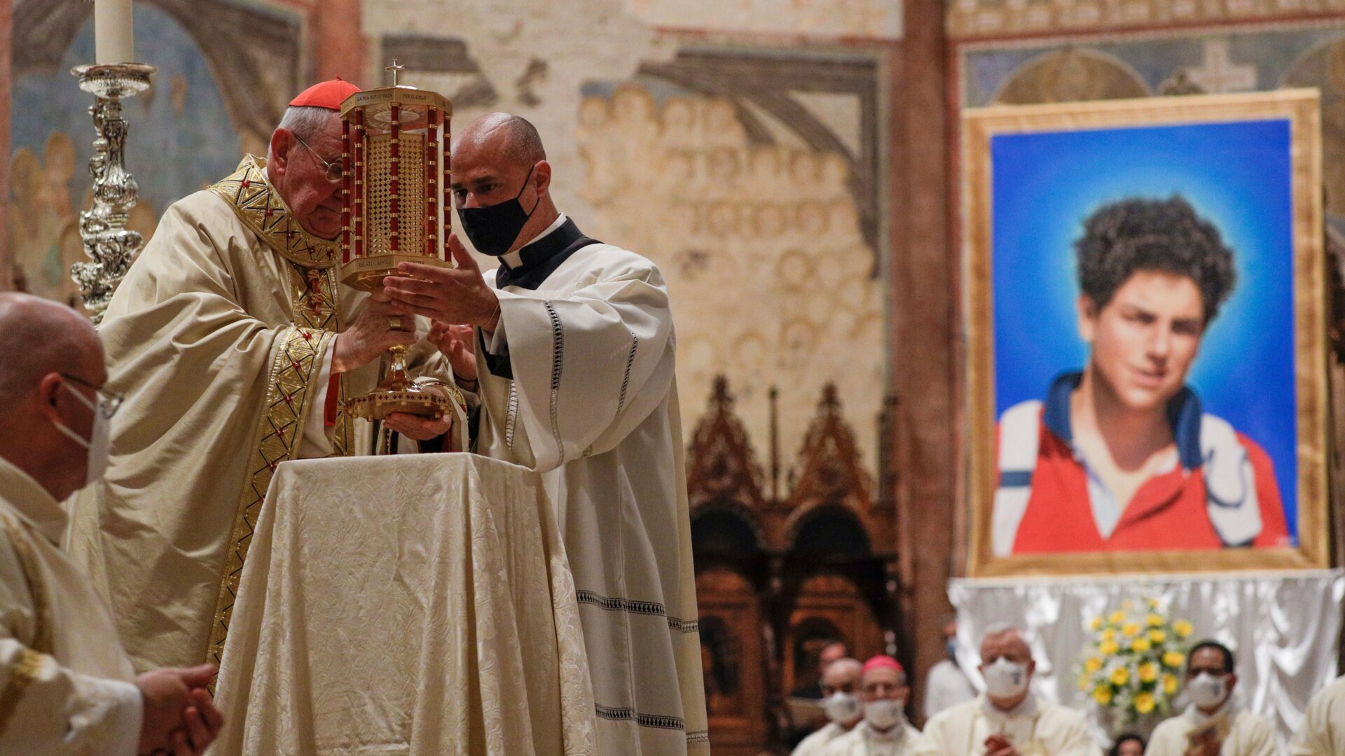 Kardinal Agostino Vallini (links) hält während seiner Seligsprechungszeremonie am 10. Oktober 2020 in der Basilika St. Franziskus in Assisi, Italien, eine Reliquie des 15-jährigen Carlo Acutis, eines italienischen Jungen, der 2006 an Leukämie starb.