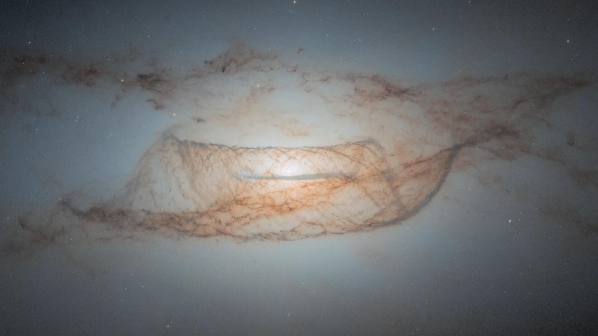 Eine fast von der Seite zu sehende Ansicht von NGC 4753.