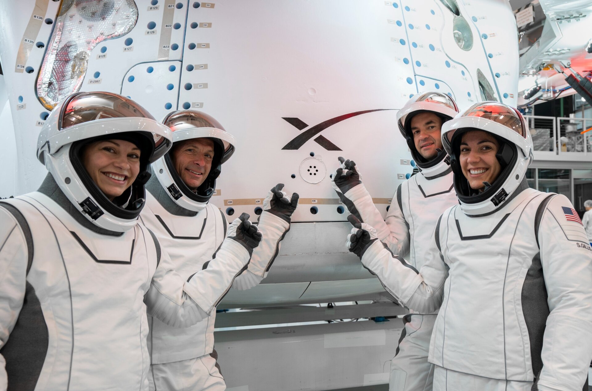 Polaris Dawn-Astronauten präsentieren die neuen Raumanzüge für Weltraumspaziergänge. 