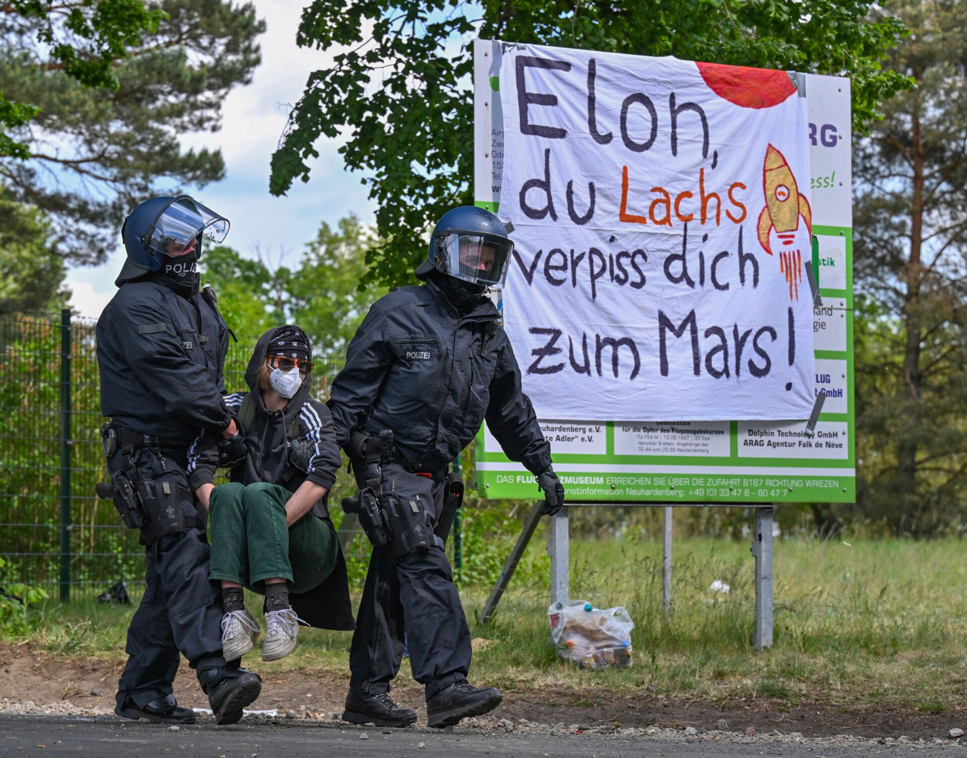  Polizei räumt am 10. Mai 2024 eine Blockade durch Aktivisten an der Zufahrtsstraße zum Flugplatz Neuhardenberg auf.